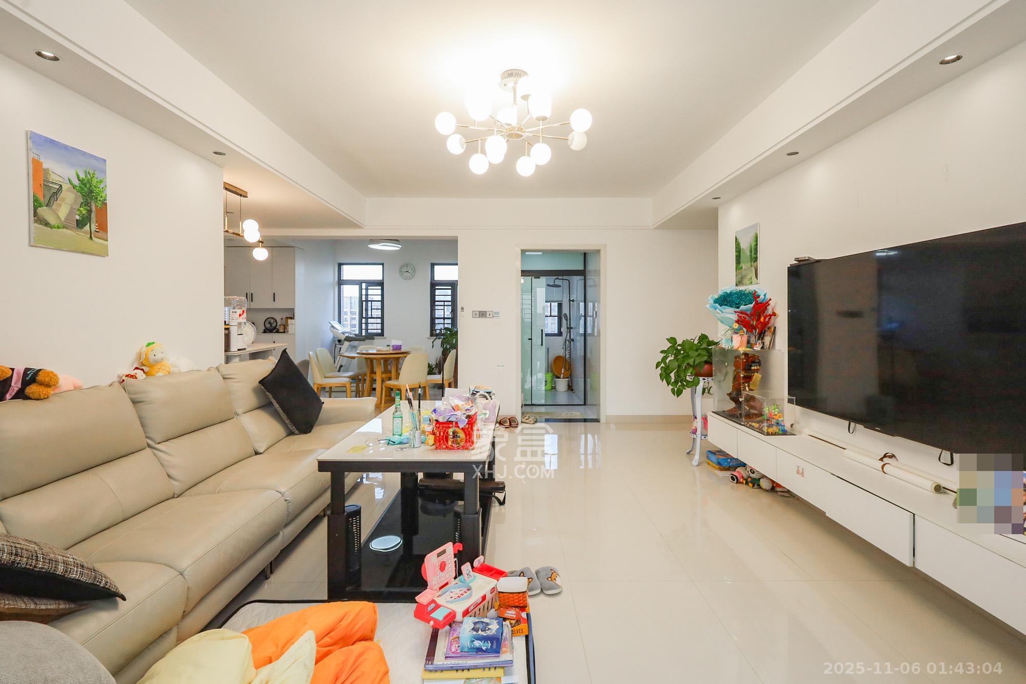 八方小区C区 4室2厅2卫 520.0万 八方小区C区 4室2厅2卫 520.0万客厅