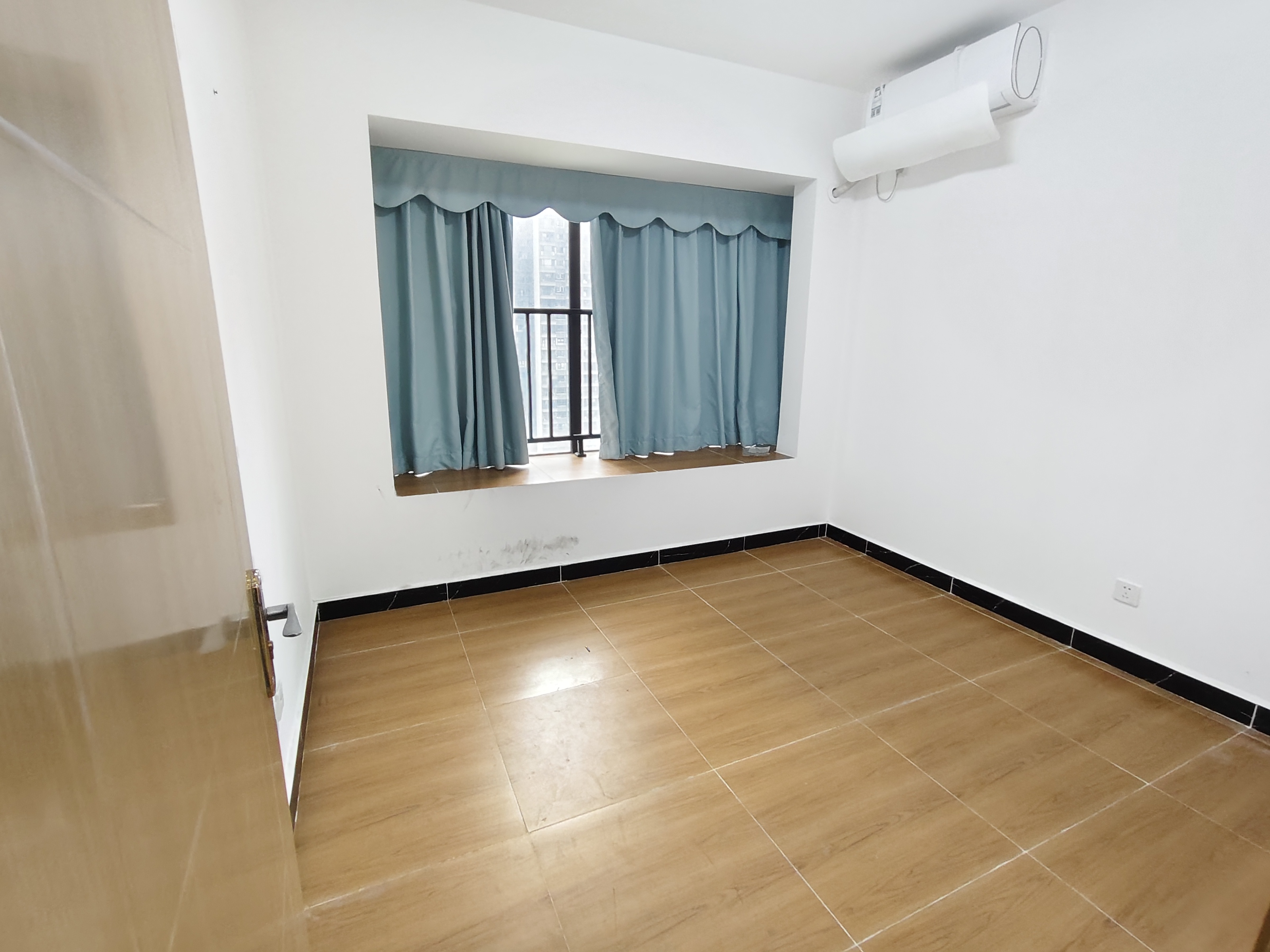 坡博家园四区  5室2厅2卫    3300.0元/月室内图