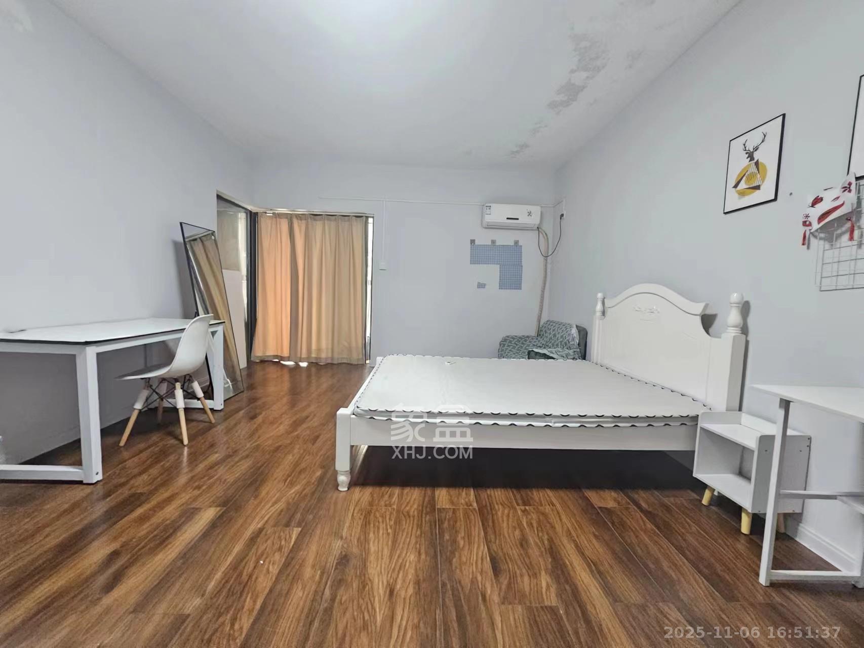 三万英尺  1室2厅2卫    900.0元/月