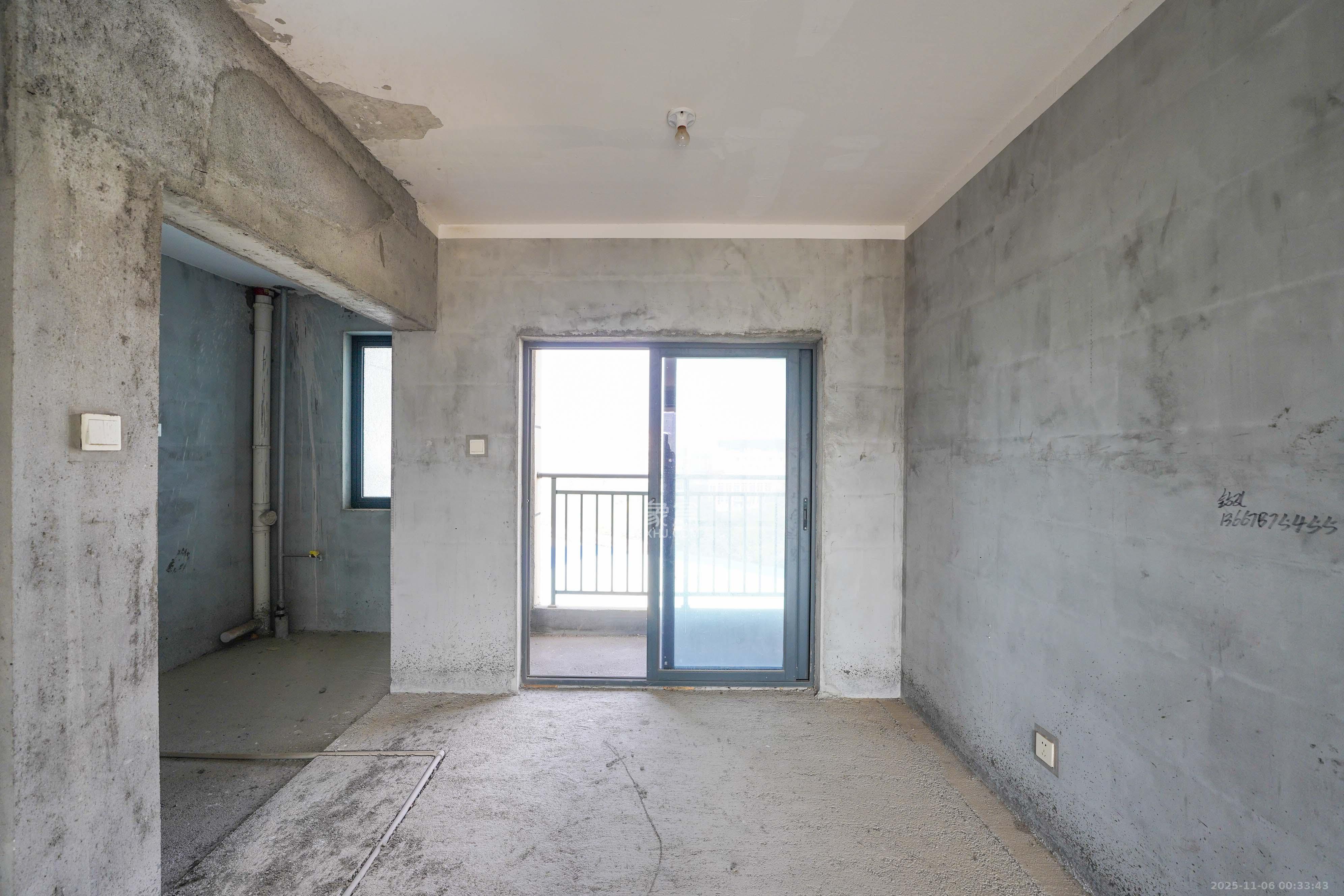 卢浮原著 4室2厅2卫 100.0万 卢浮原著 4室2厅2卫 100.0万客厅