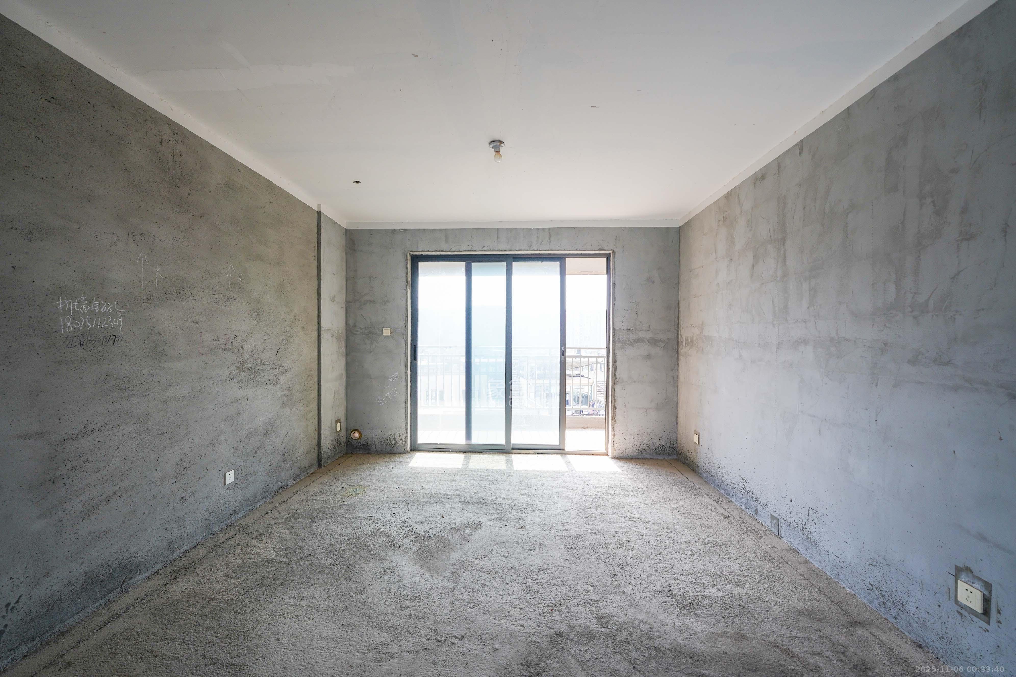 卢浮原著 4室2厅2卫 100.0万 卢浮原著 4室2厅2卫 100.0万客厅