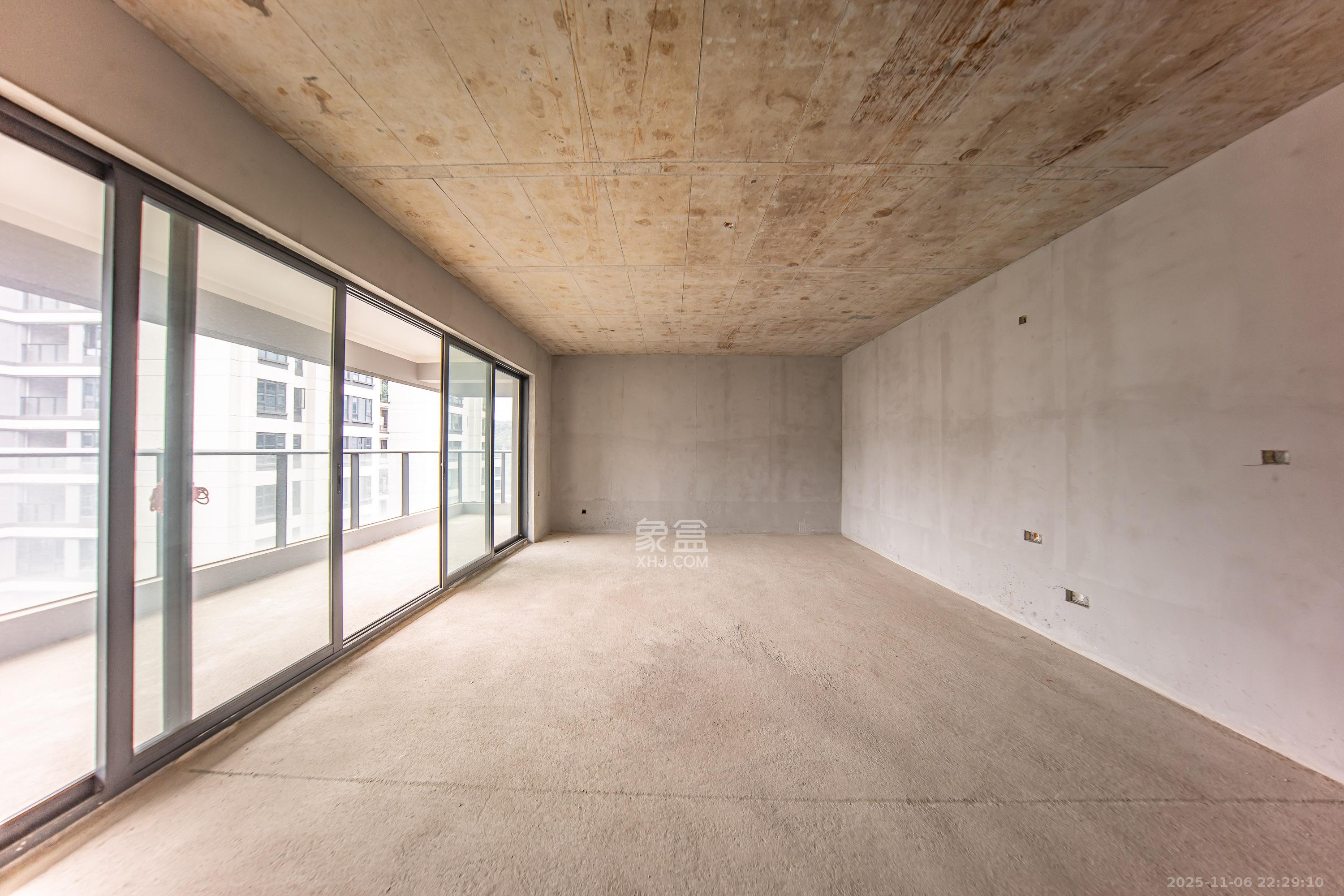 梦想麓隐桐溪  5室2厅3卫    368.0万客厅