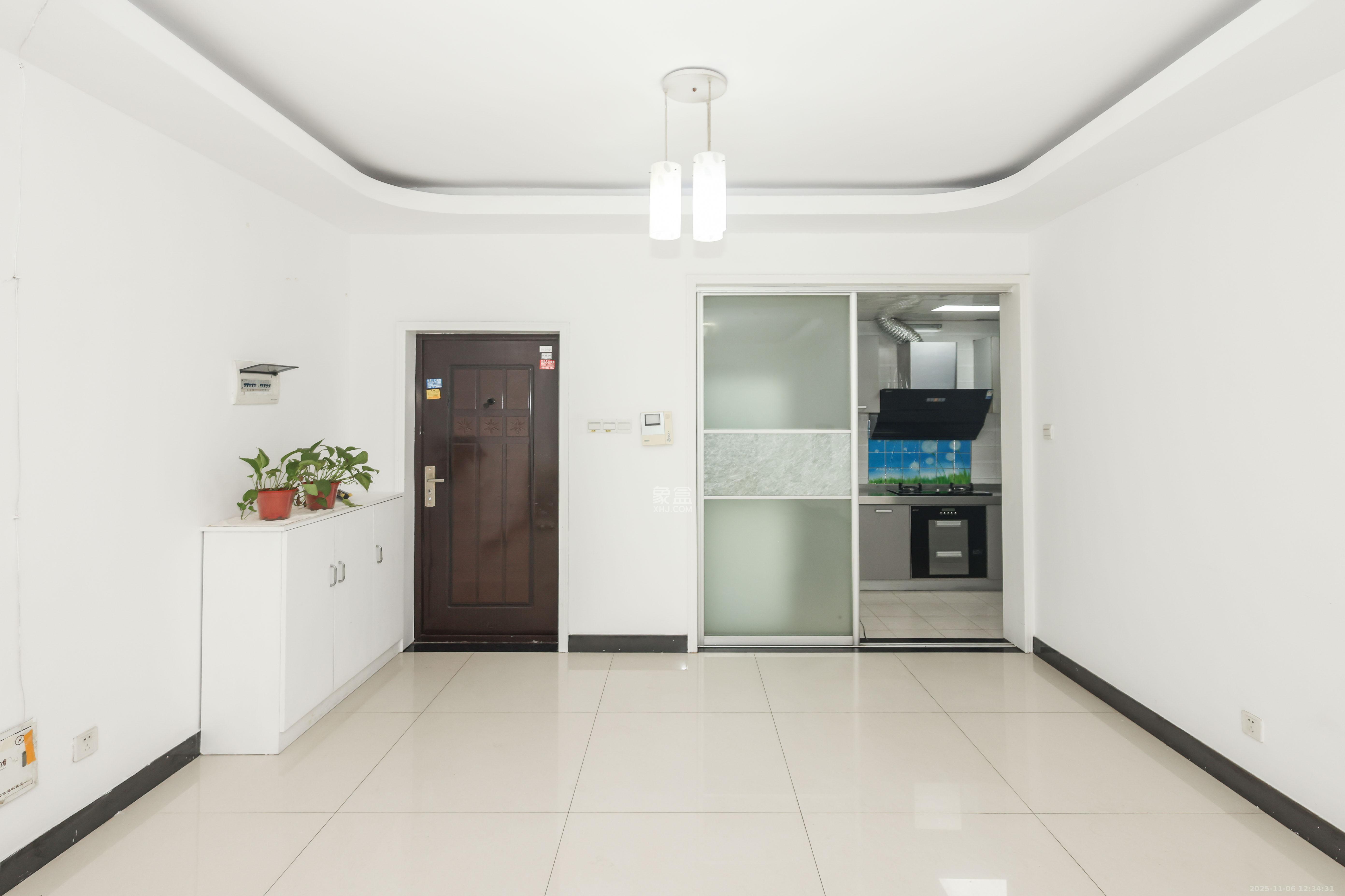 麓谷公馆(涉外国际公馆) 2室2厅2卫 60.0万 麓谷公馆(涉外国际公馆) 2室2厅2卫 60.0万客厅