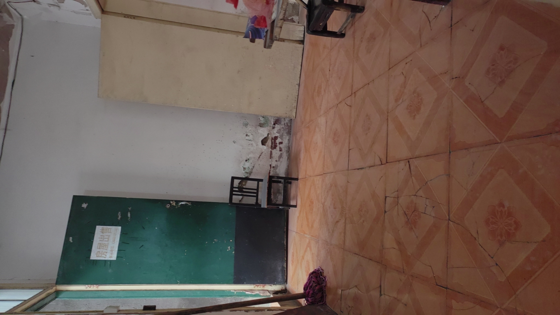 市中心散盘 4室2厅2卫 65.8万 市中心散盘 4室2厅2卫 65.8万客厅