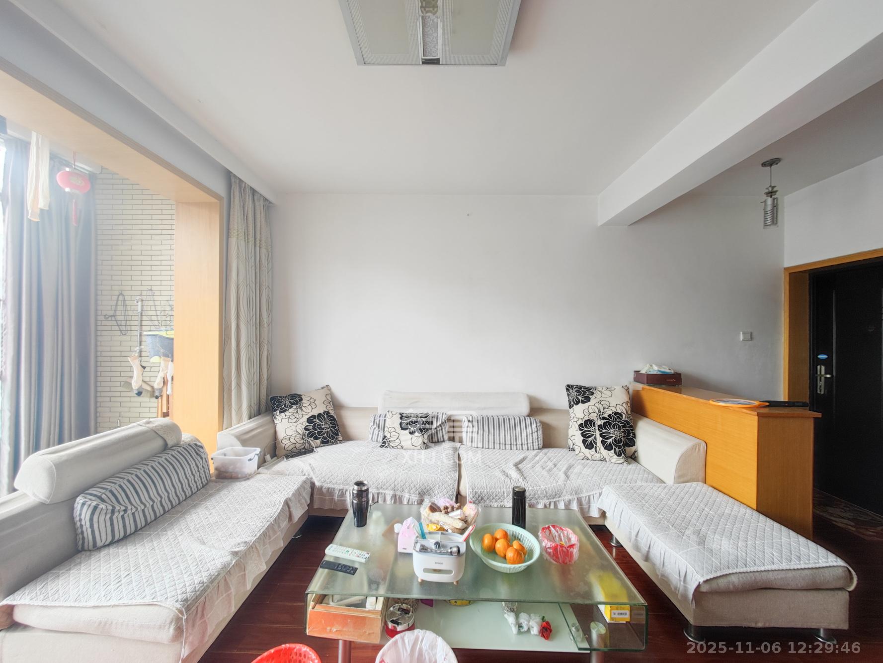 鄱阳小区  5室2厅2卫    70.0万客厅