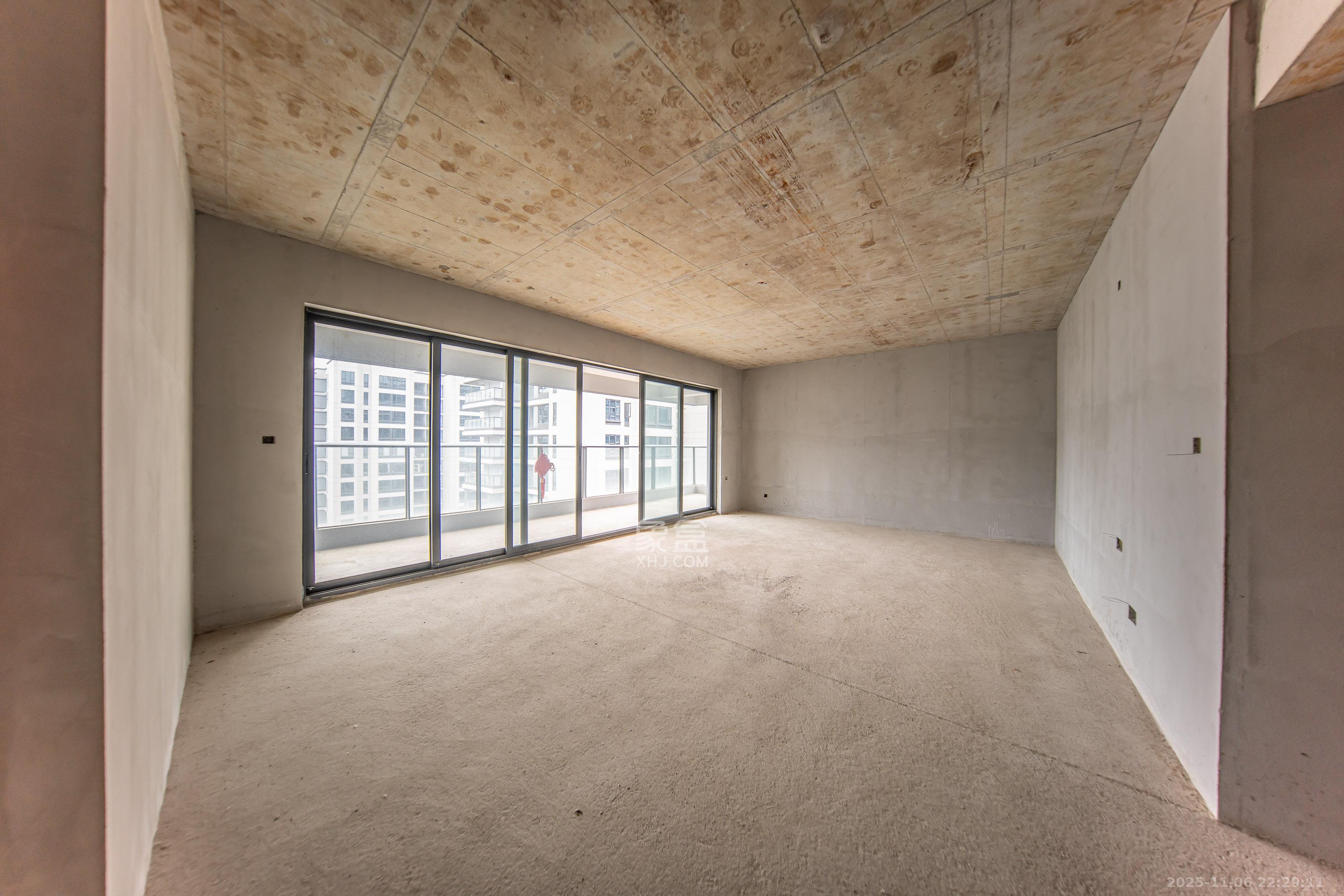 梦想麓隐桐溪  5室2厅3卫    368.0万客厅