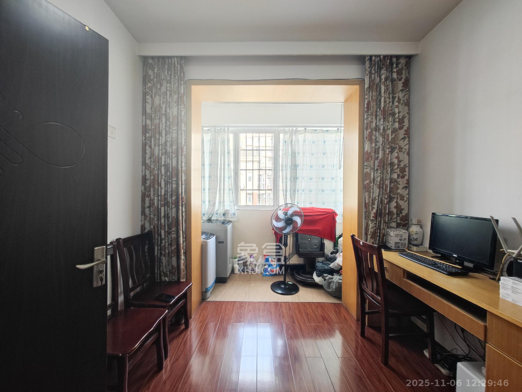 鄱阳小区  5室2厅2卫    70.0万阳台