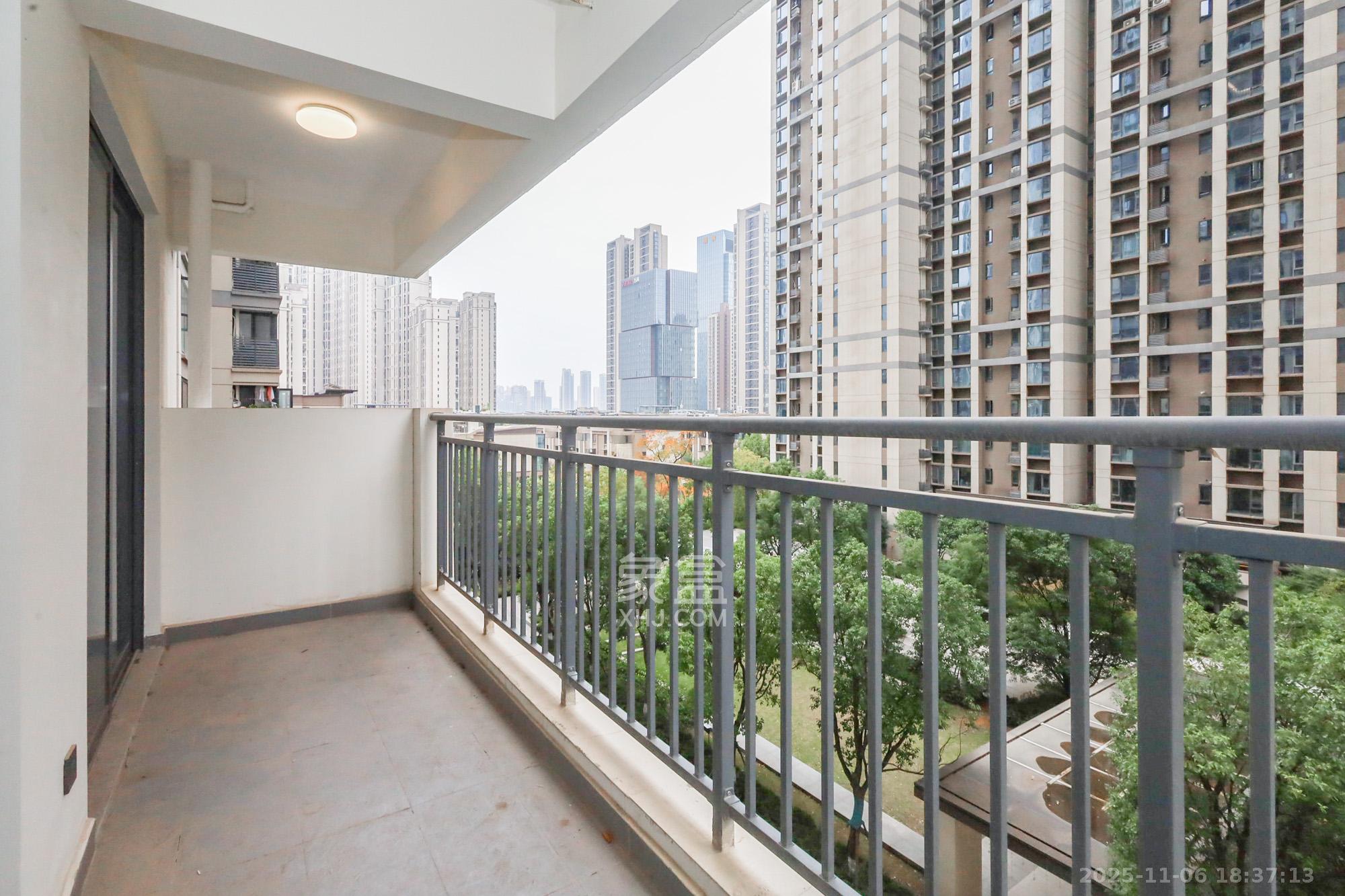 卓越中寰  1室0厅0卫    185.0万阳台