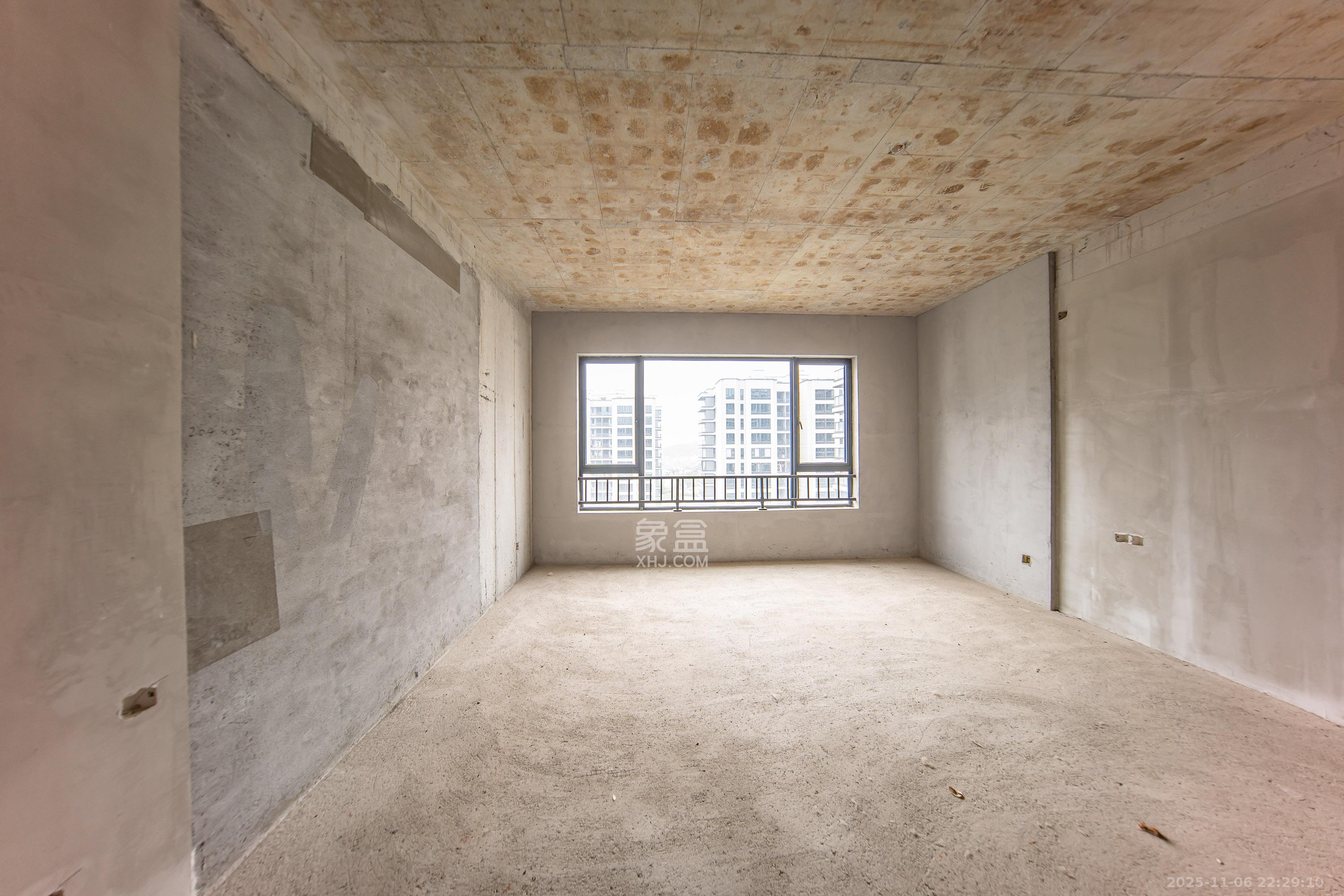 梦想麓隐桐溪  5室2厅3卫    368.0万卧室