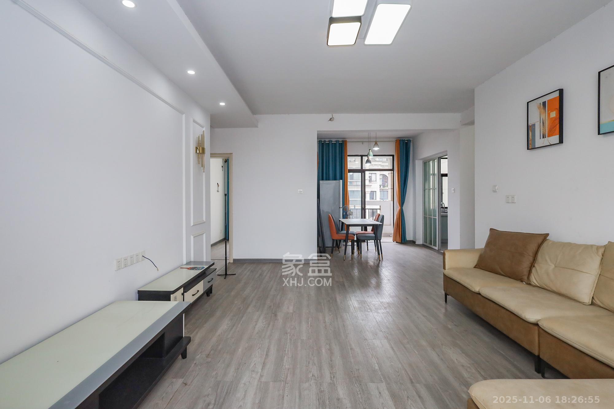 阳光丽城一期 4室2厅1卫 150.0万 阳光丽城一期 4室2厅1卫 150.0万客厅