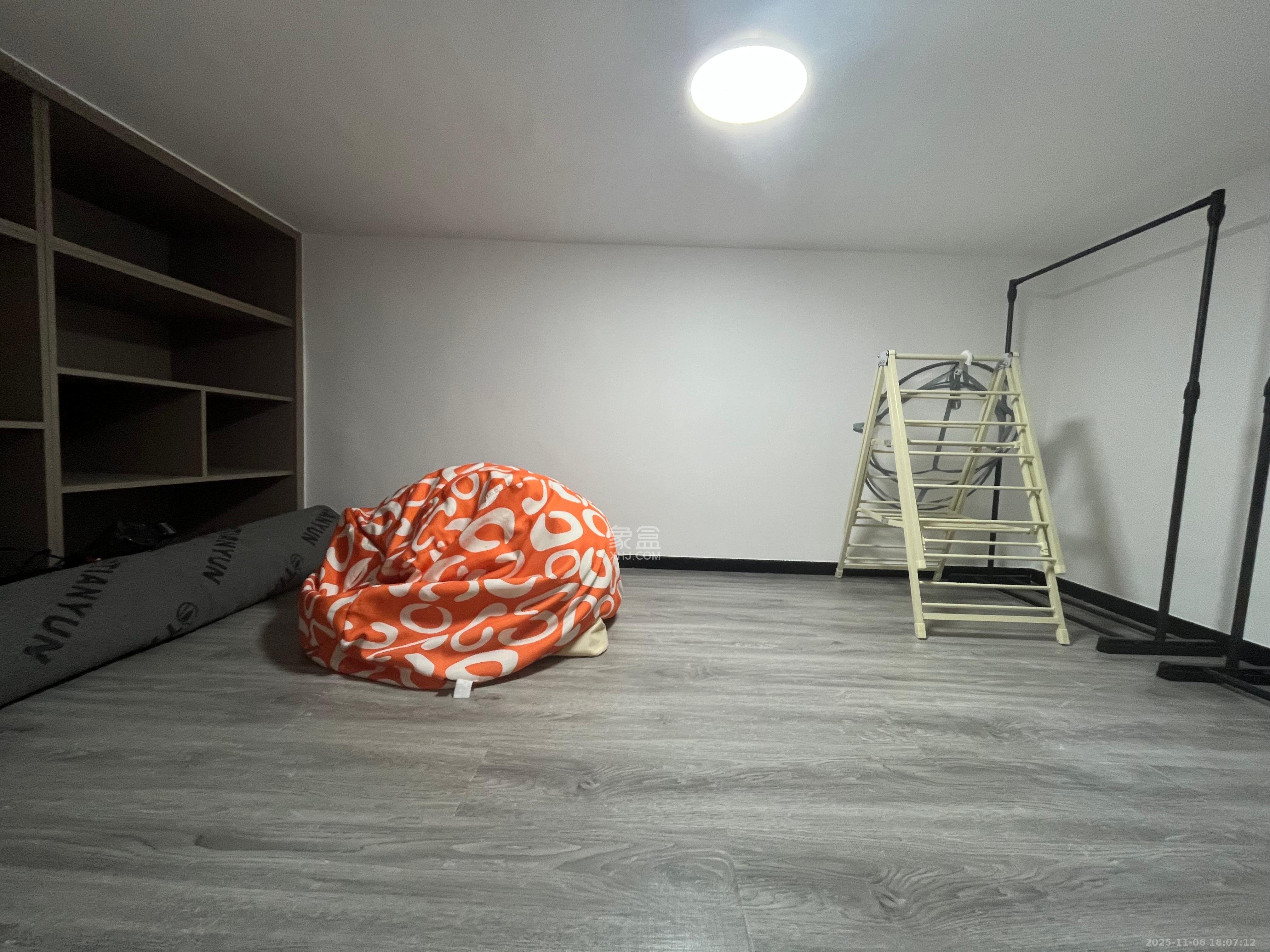 藏珑湖上公馆  2室1厅2卫    2400.0元/月室内图