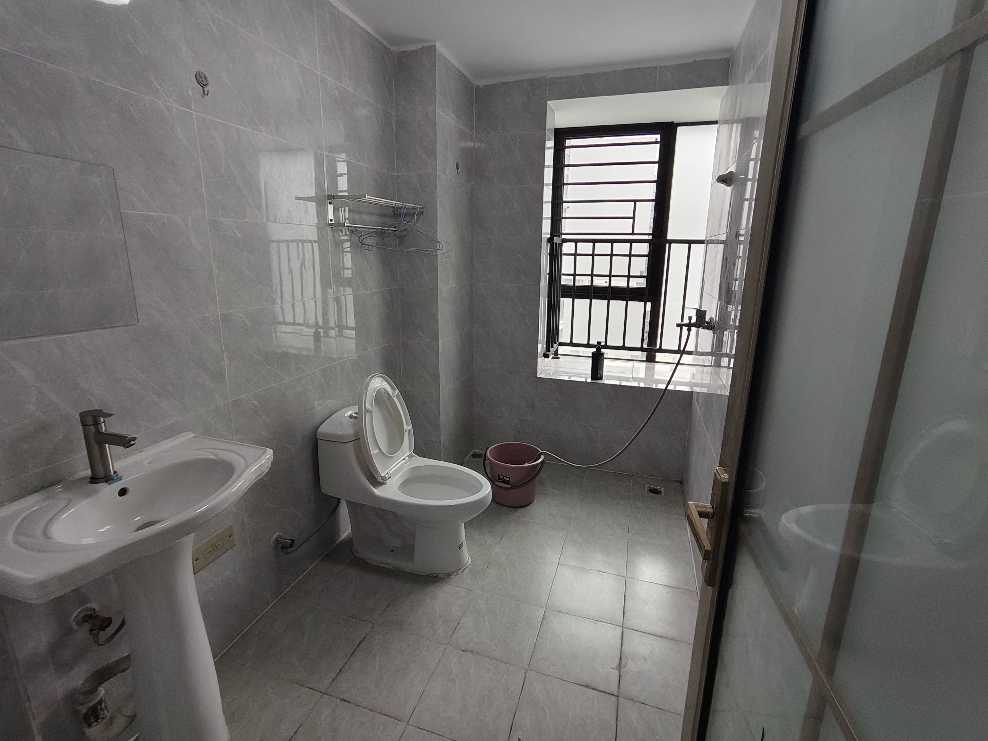 坡博家园四区  5室2厅2卫    3700.0元/月室内图