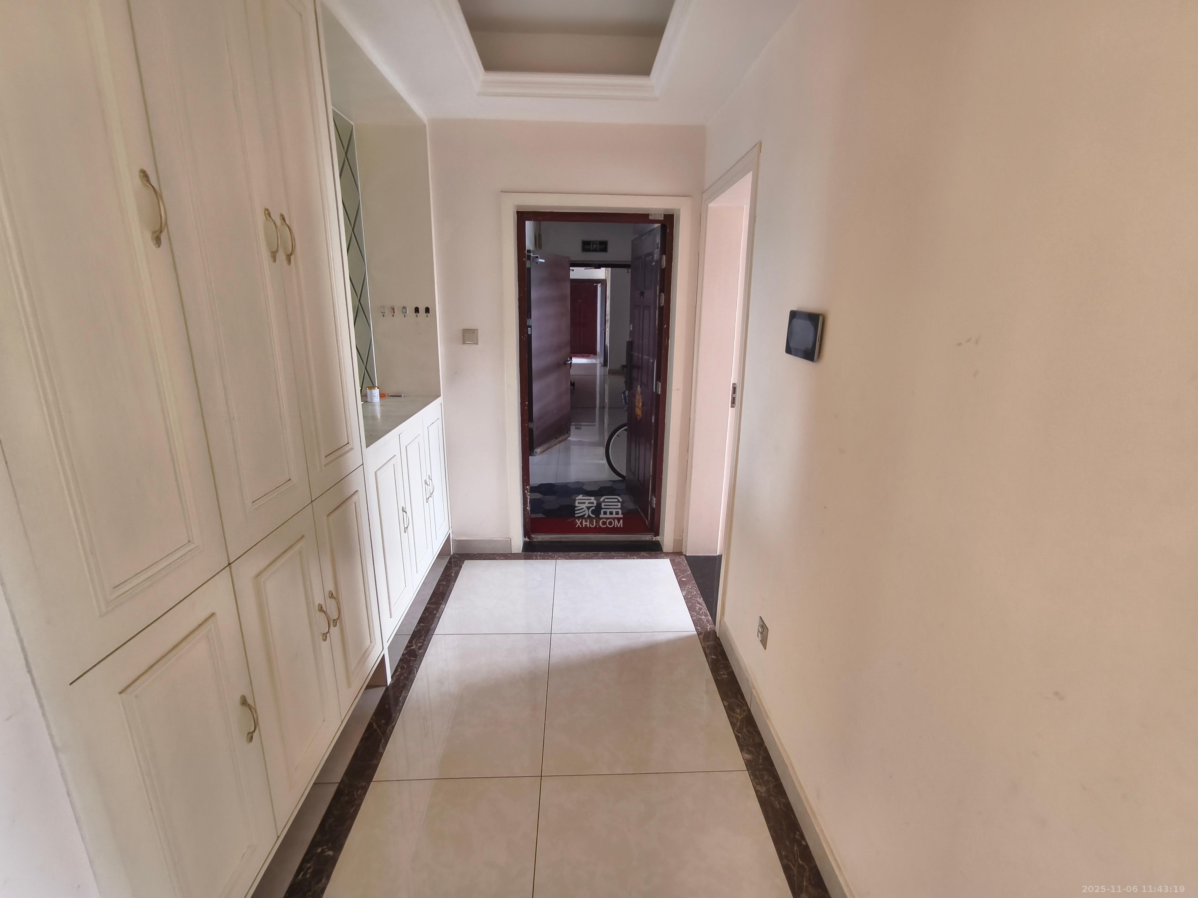 山语城三期 3室2厅2卫 2300.0元/月 山语城三期 3室2厅2卫 2300.0元/月室内图