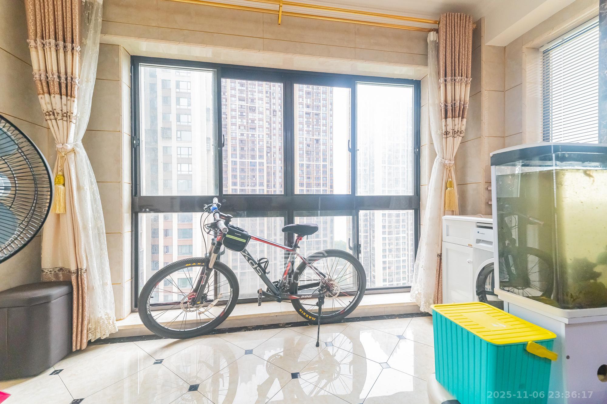 国泰九龙湾  4室2厅2卫    102.0万阳台