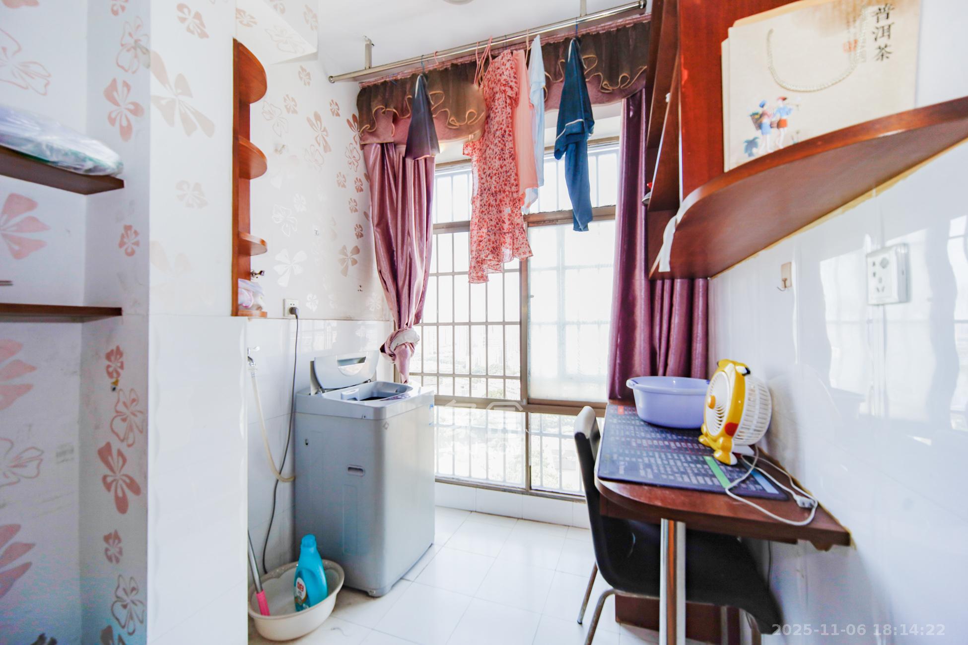 加加大街（华景苑）  2室2厅1卫    54.0万阳台