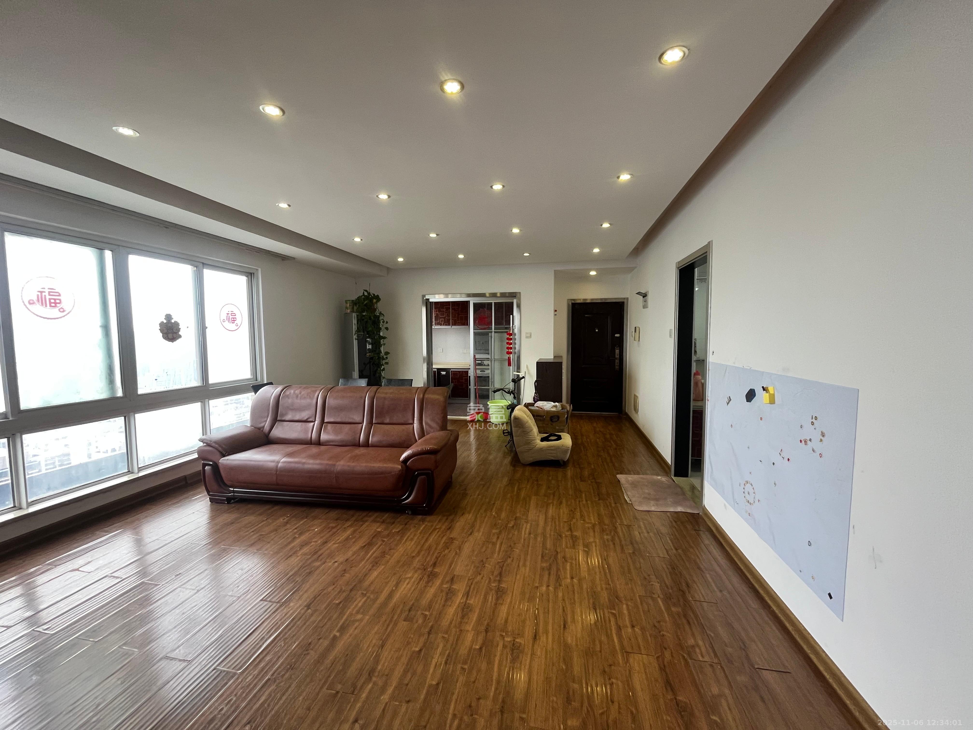 银港水晶城 3室2厅1卫 2600.0元/月 银港水晶城 3室2厅1卫 2600.0元/月室内图