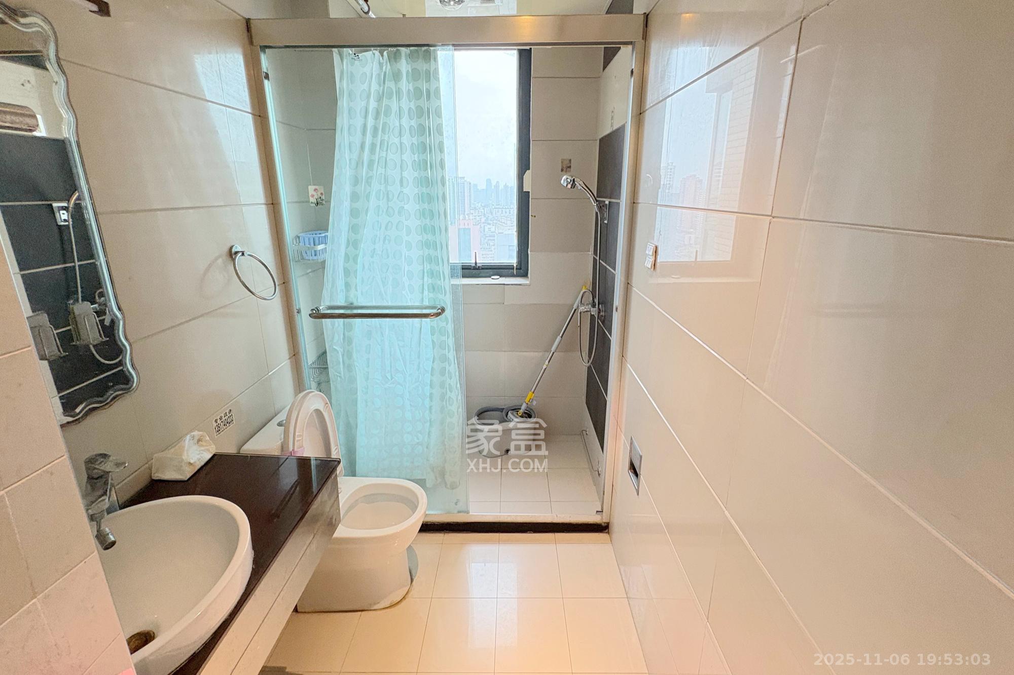 中天广场  3室2厅1卫    116.0万卫生间