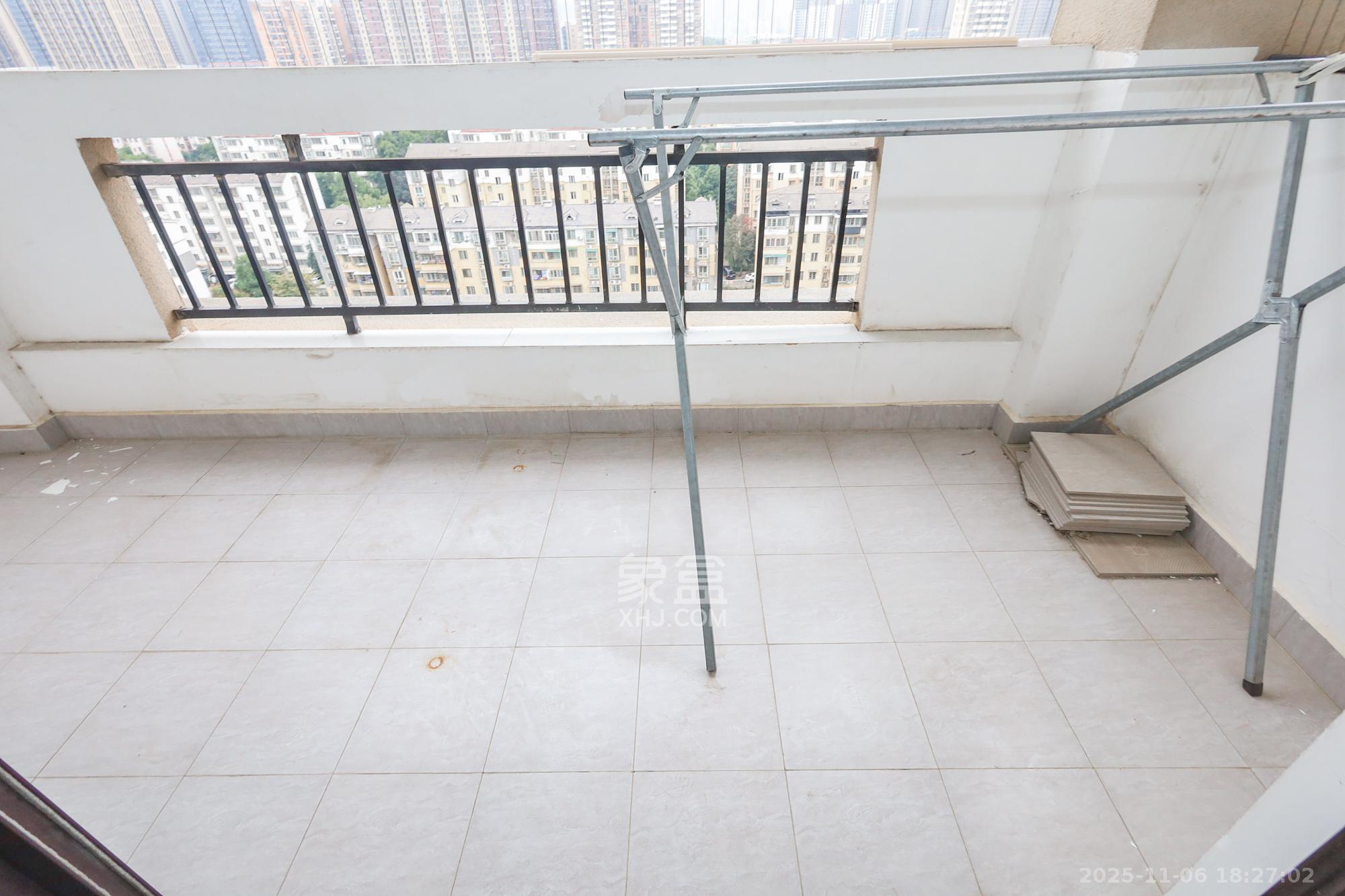 阳光丽城一期  4室2厅1卫    150.0万阳台