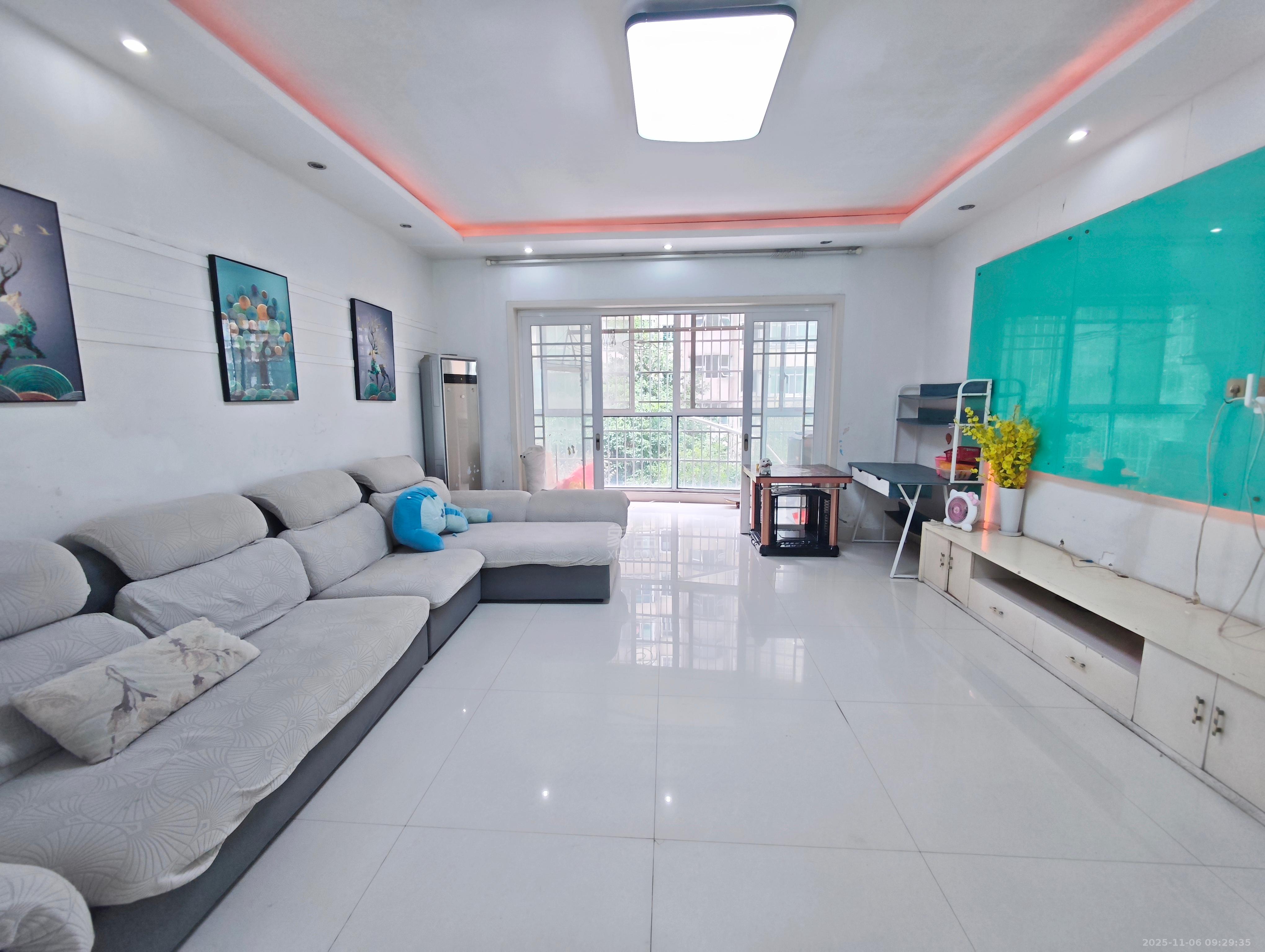 四季花园  3室2厅2卫    1600.0元/月室内图