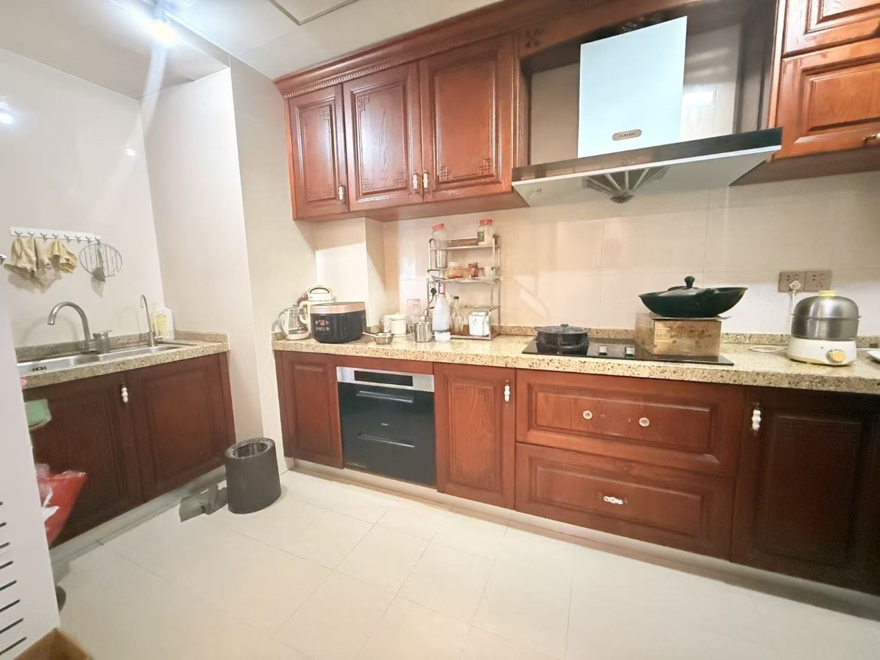 海岛国际名城  5室2厅2卫    300.0万客厅