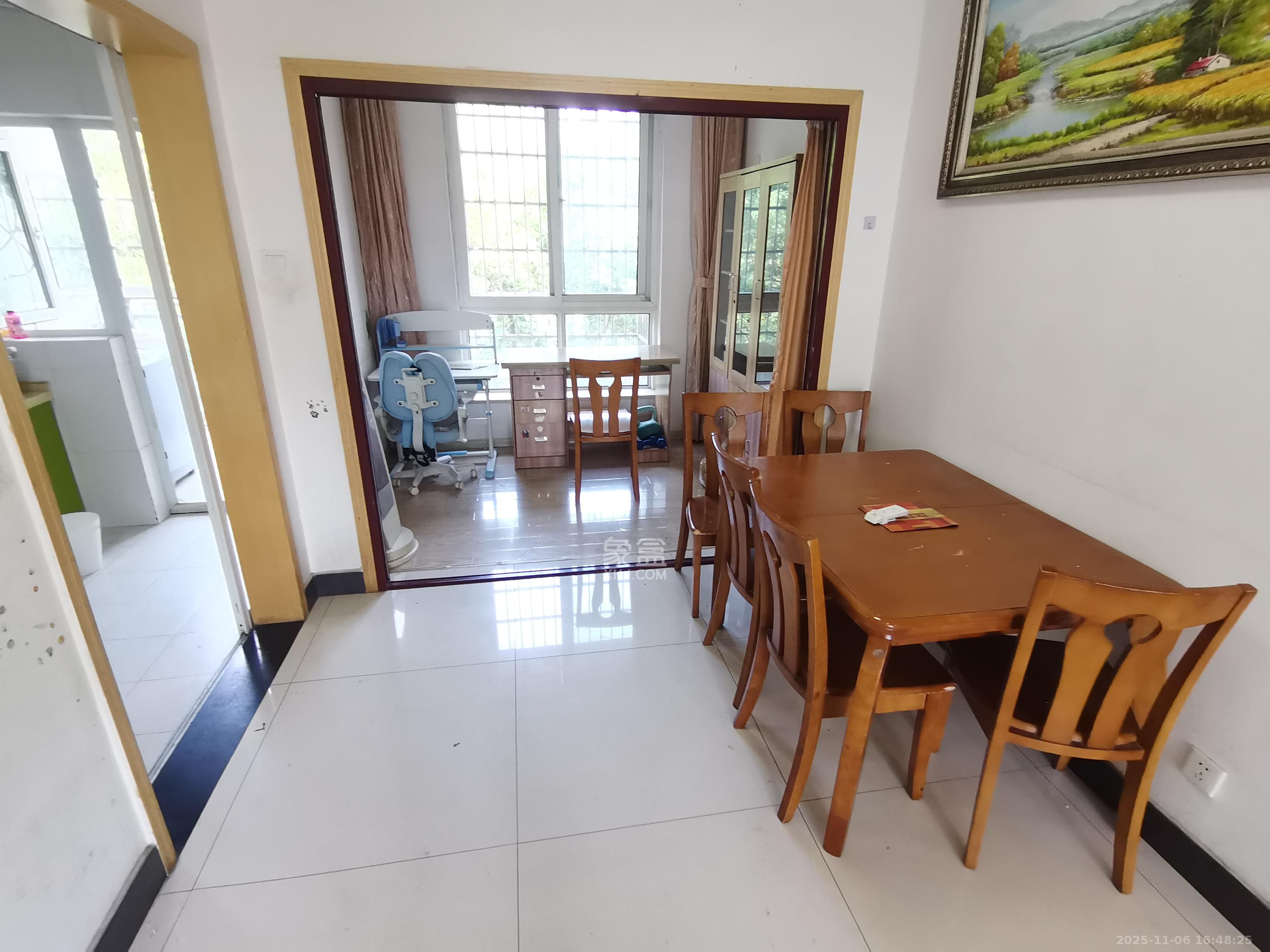 山水湾  1室2厅1卫    2000.0元/月