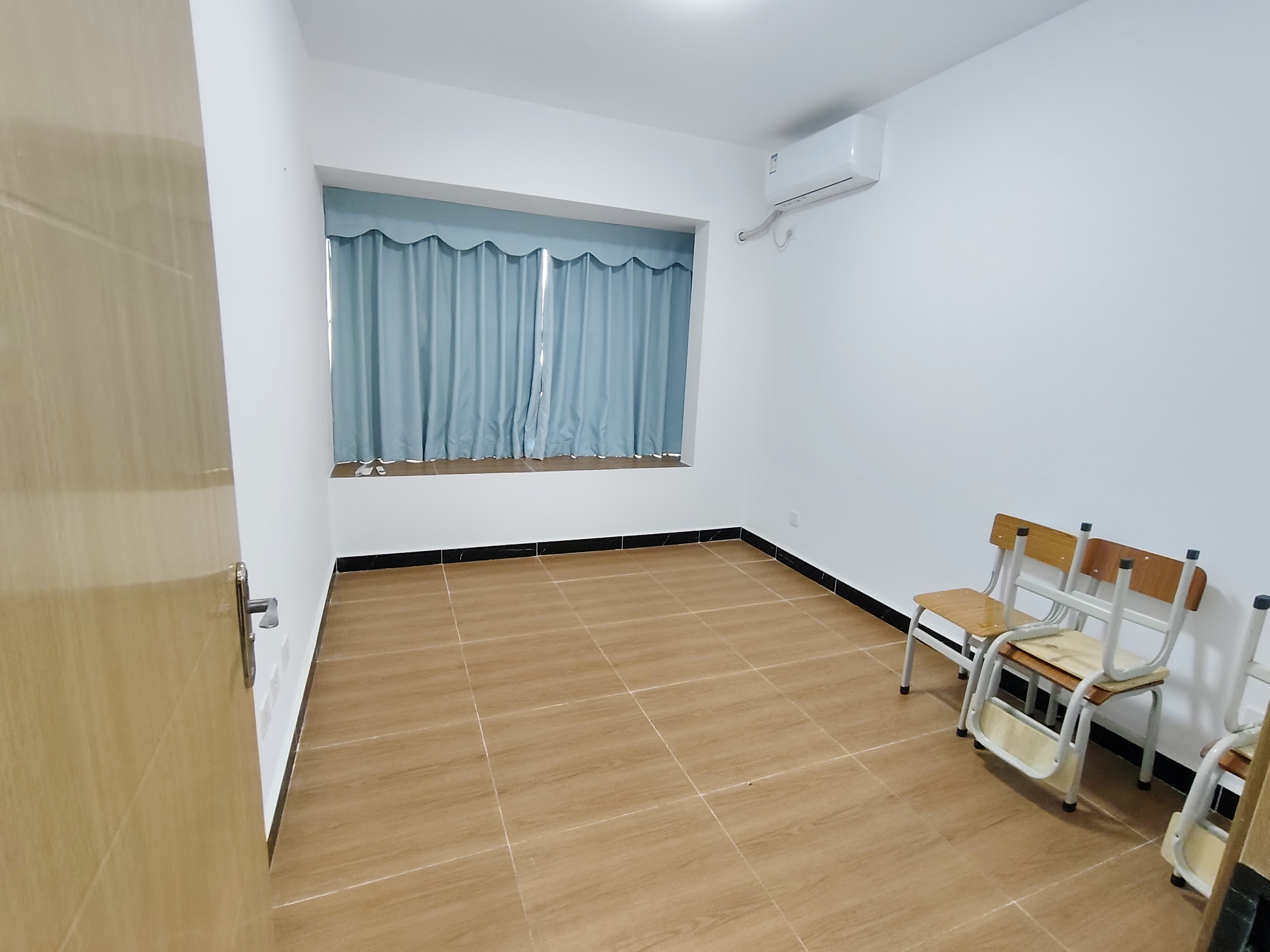 坡博家园四区  5室2厅2卫    3300.0元/月室内图