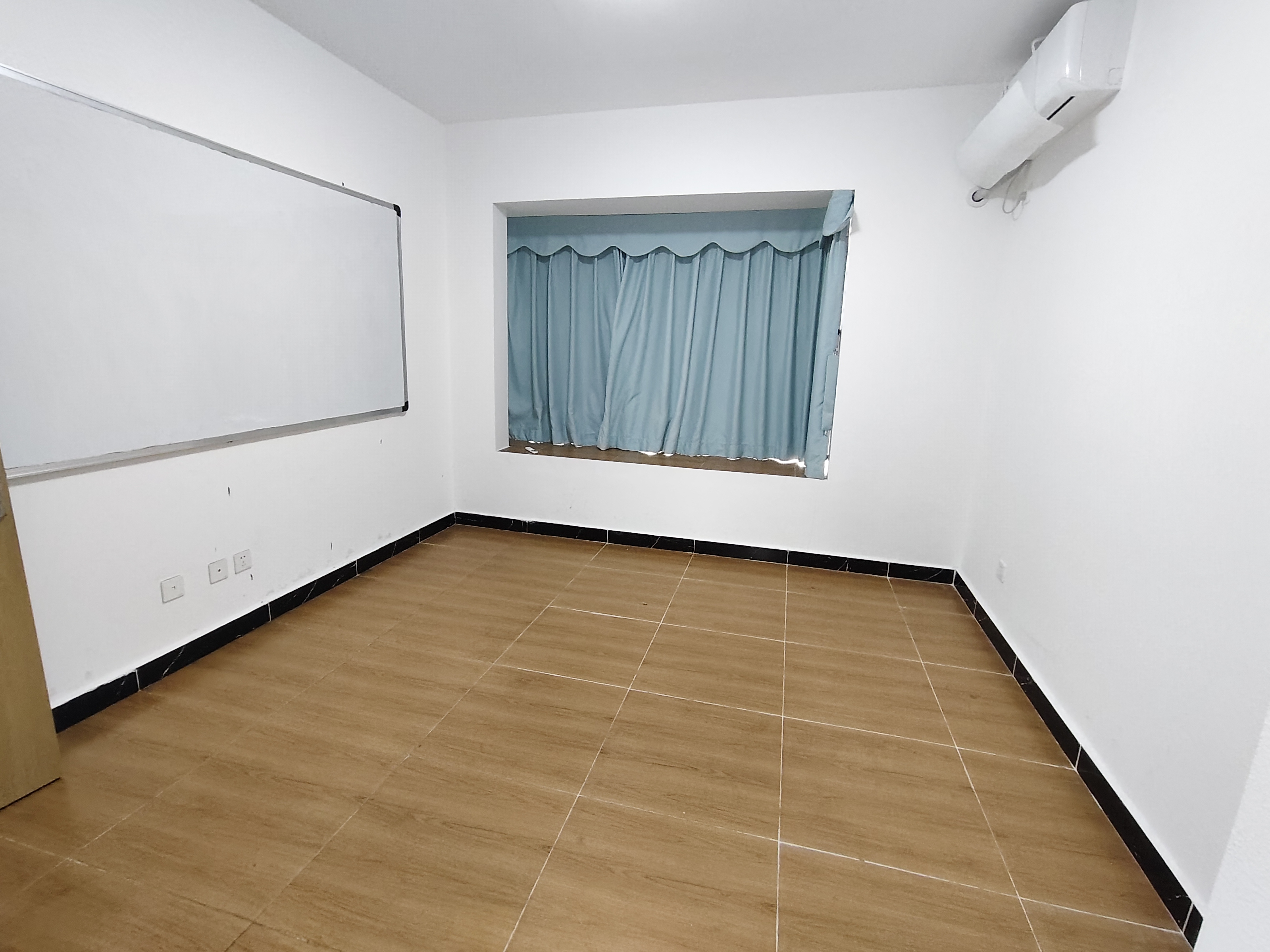 坡博家园四区  5室2厅2卫    3700.0元/月室内图