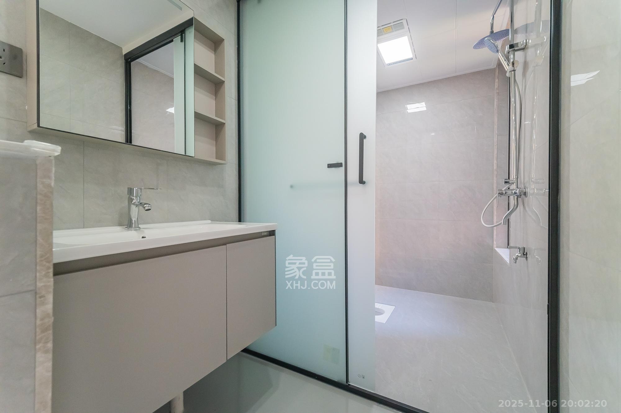 星湖湾二期洋房  4室2厅2卫    155.0万卫生间