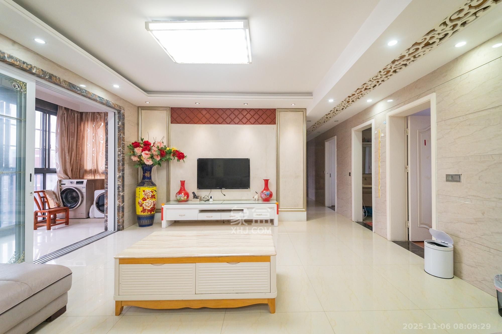 华润凤凰城二期 5室2厅2卫 109.8万 华润凤凰城二期 5室2厅2卫 109.8万客厅