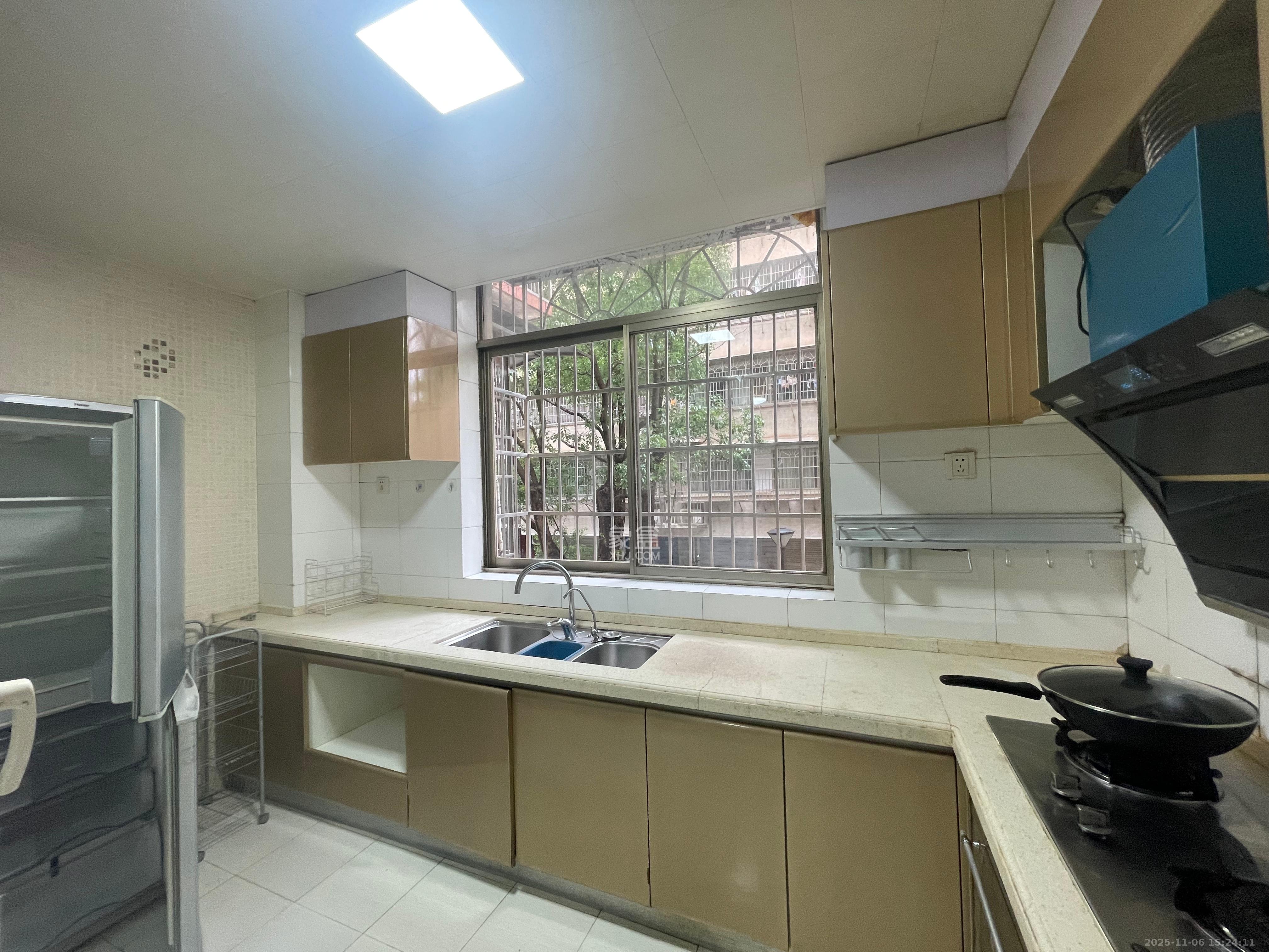 晶鑫小区  3室2厅1卫    2500.0元/月室内图