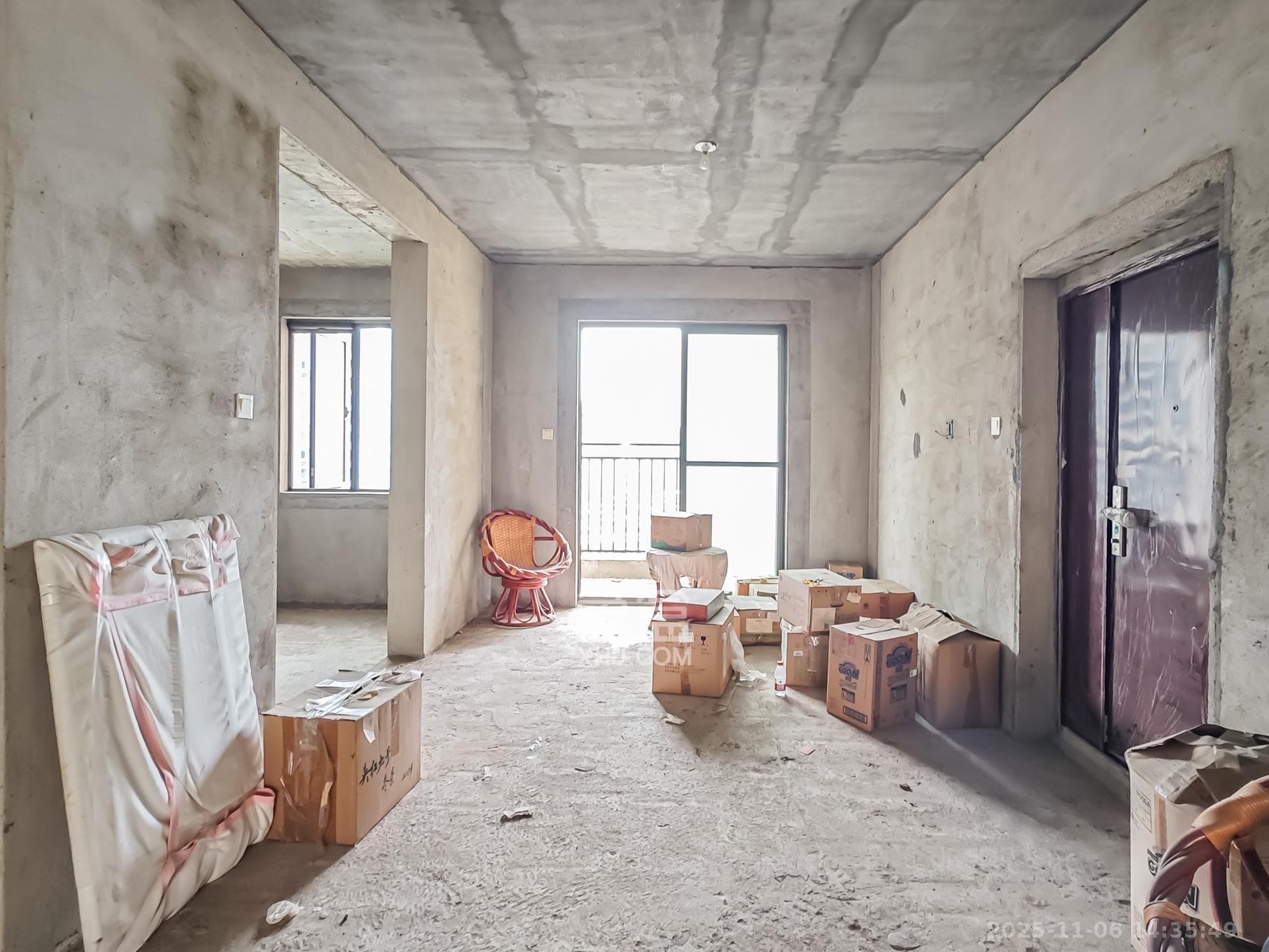 湘诚德峰小区C区  5室2厅2卫    115.0万客厅