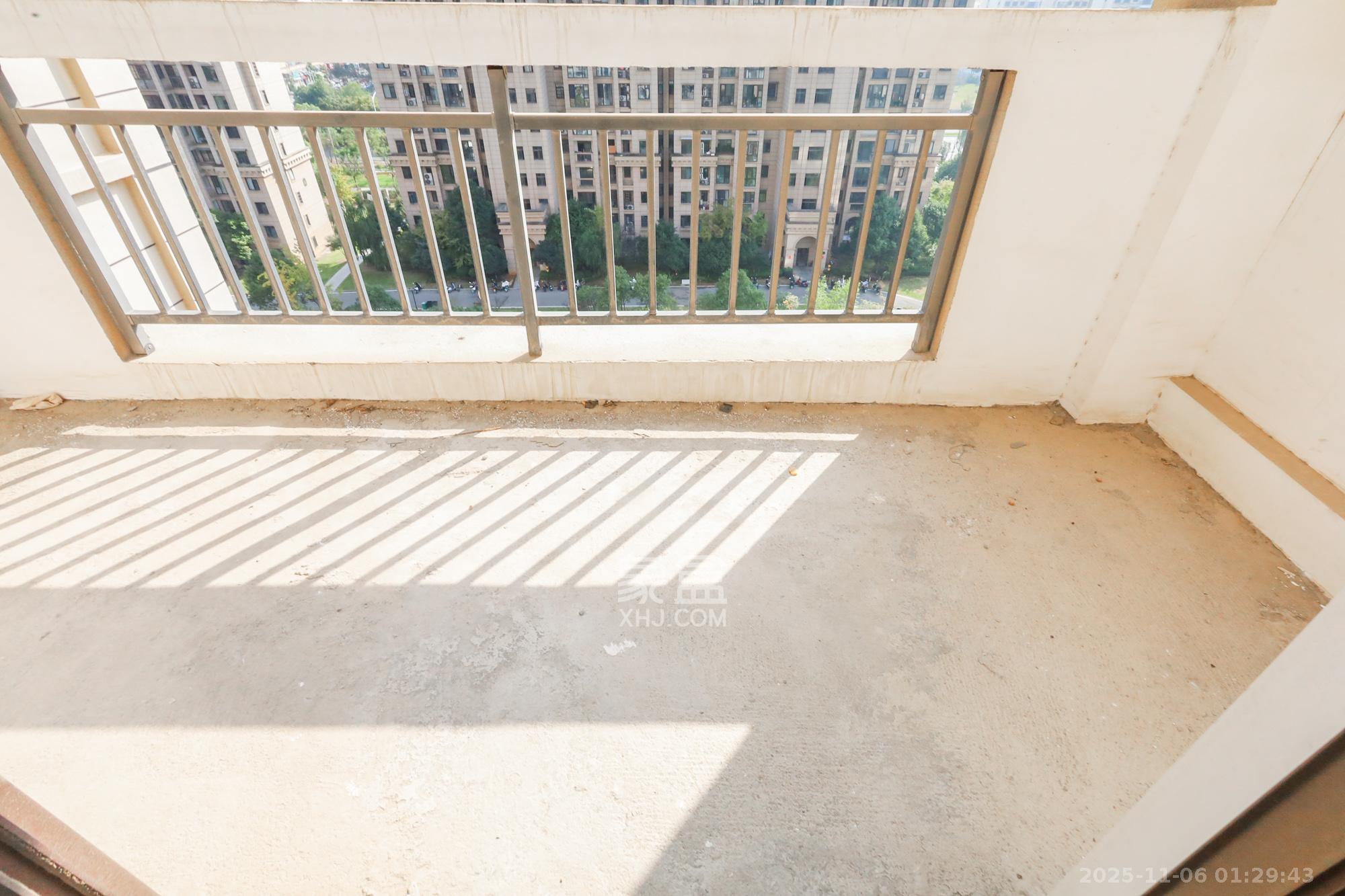 阳光丽城二期 4室2厅2卫 190.0万 阳光丽城二期 4室2厅2卫 190.0万阳台