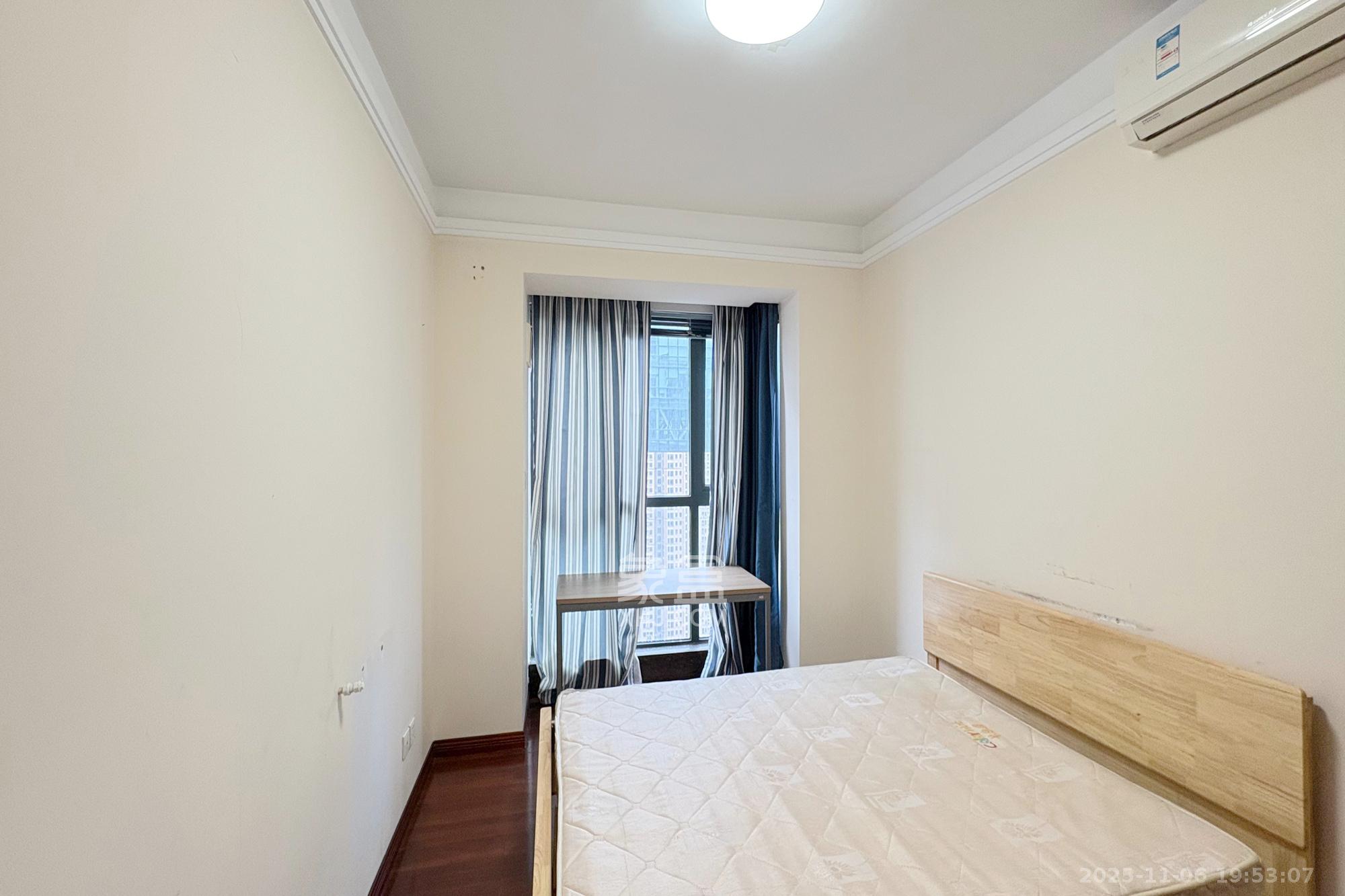 中天广场  3室2厅1卫    116.0万卧室