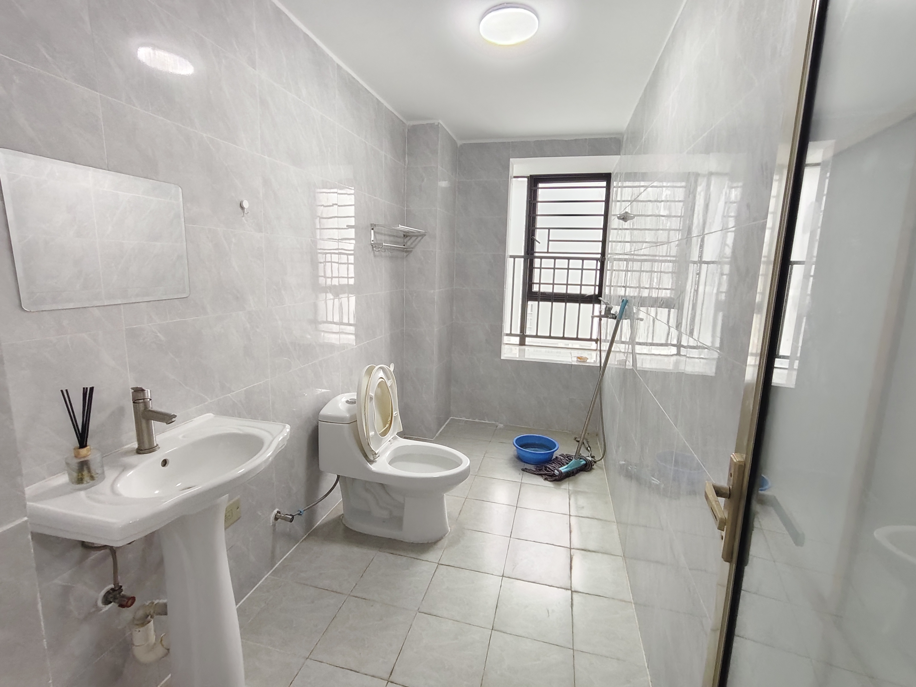 坡博家园四区  5室2厅2卫    3700.0元/月室内图