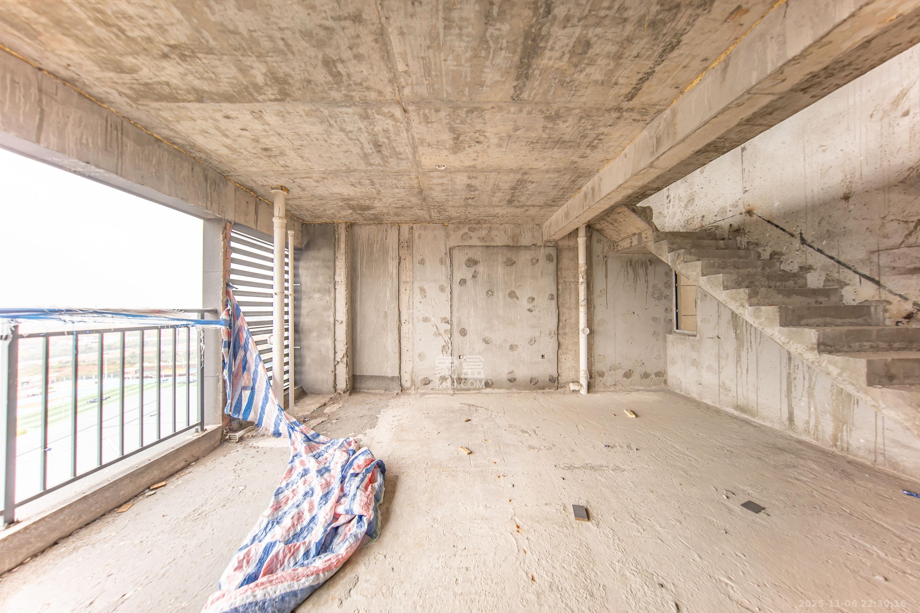 汉唐翰林府  4室2厅2卫    230.0万卧室