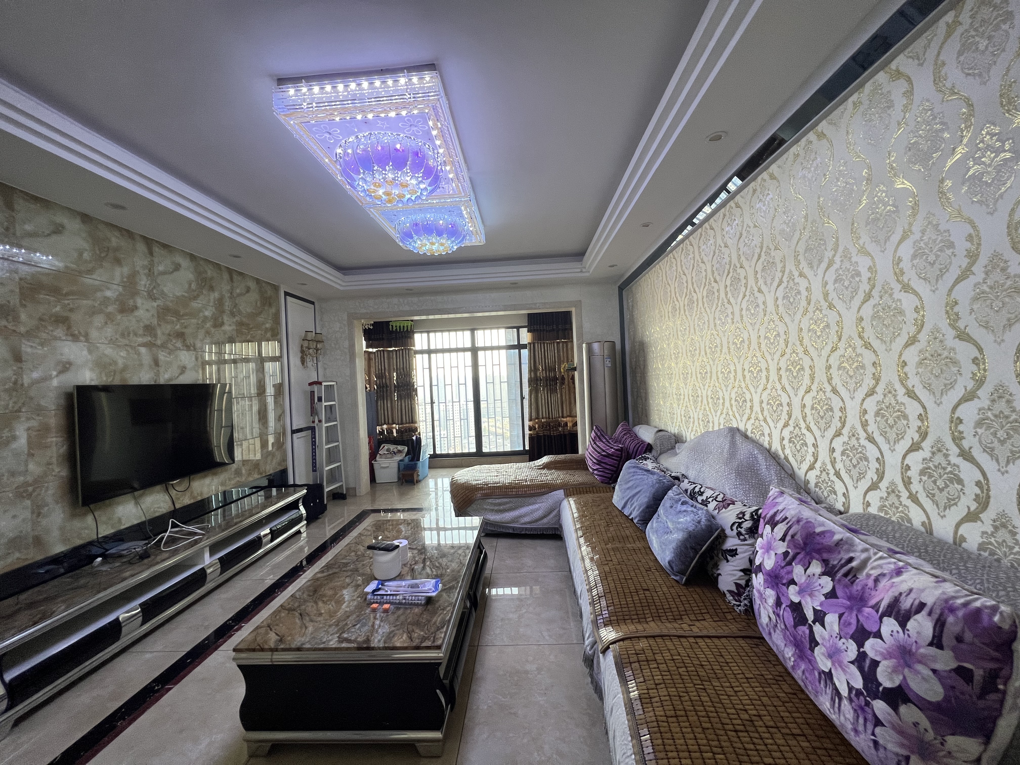 幸福嘉园 1室0厅0卫 59.8万 幸福嘉园 1室0厅0卫 59.8万客厅