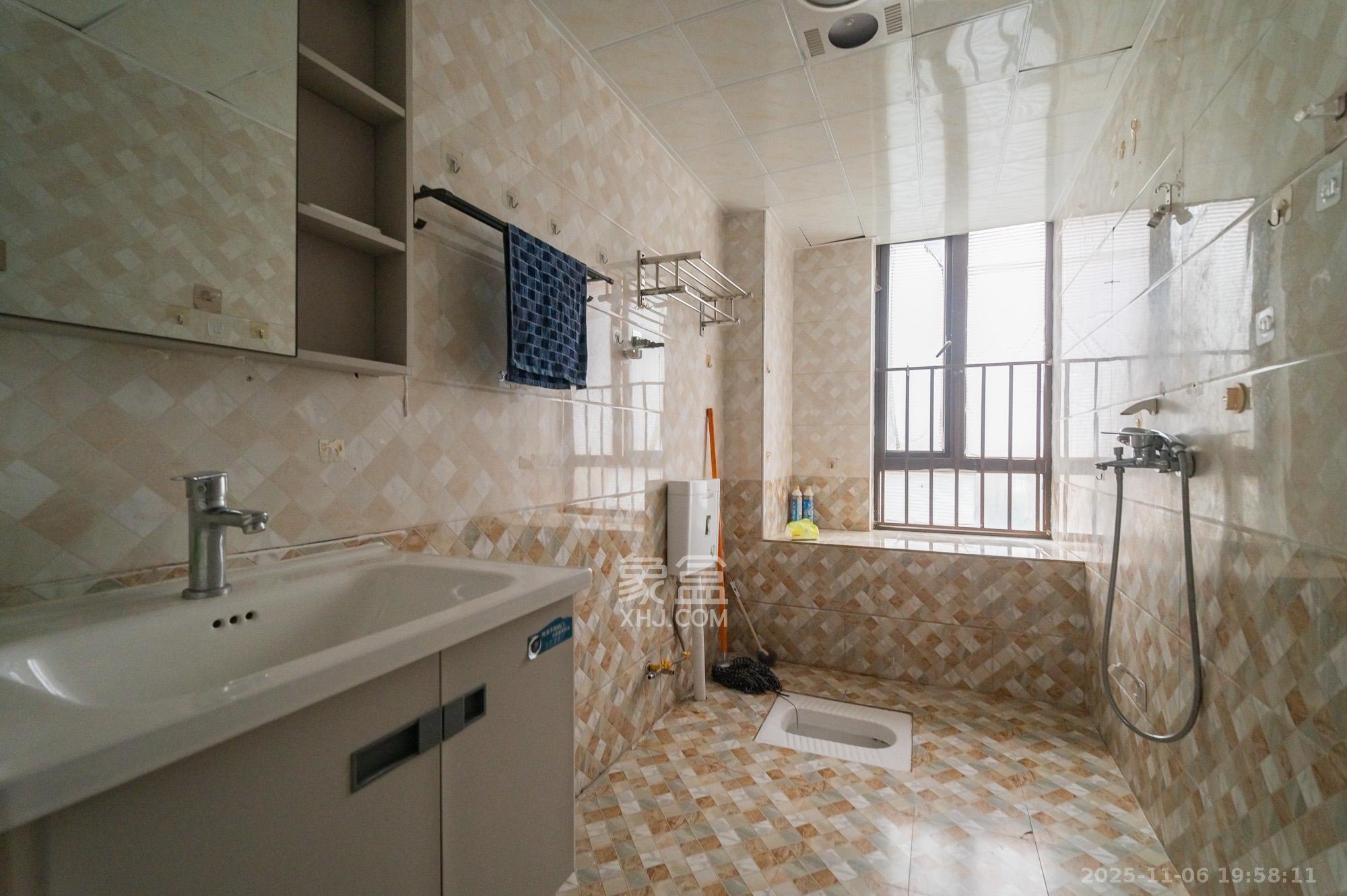 华润凤凰城三期 3室2厅2卫 85.0万 华润凤凰城三期 3室2厅2卫 85.0万卫生间