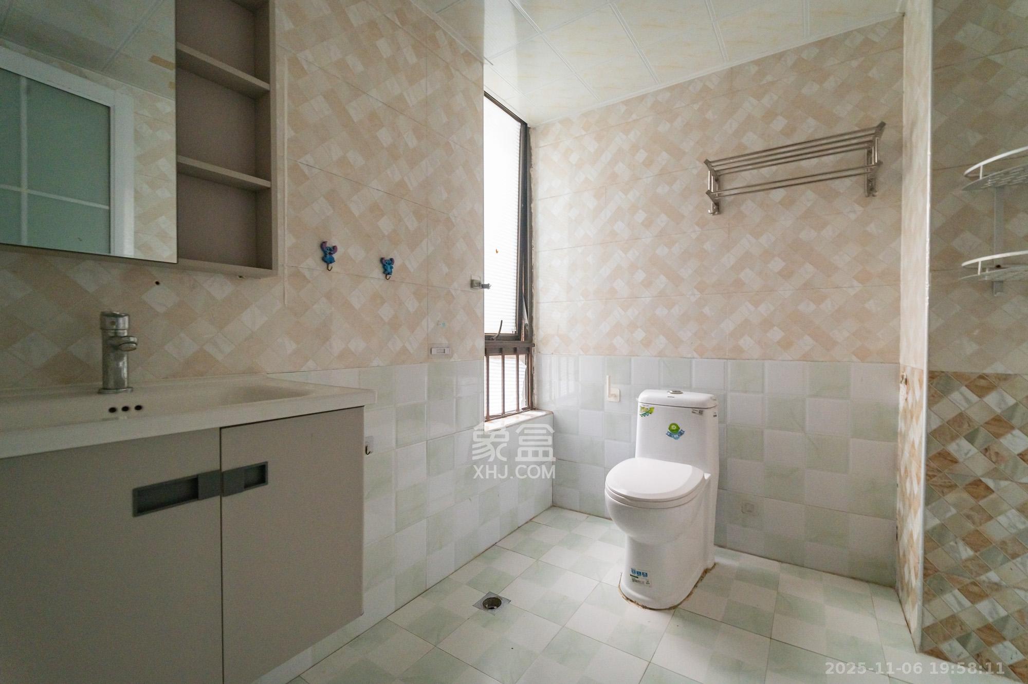 华润凤凰城三期 3室2厅2卫 85.0万 华润凤凰城三期 3室2厅2卫 85.0万卫生间