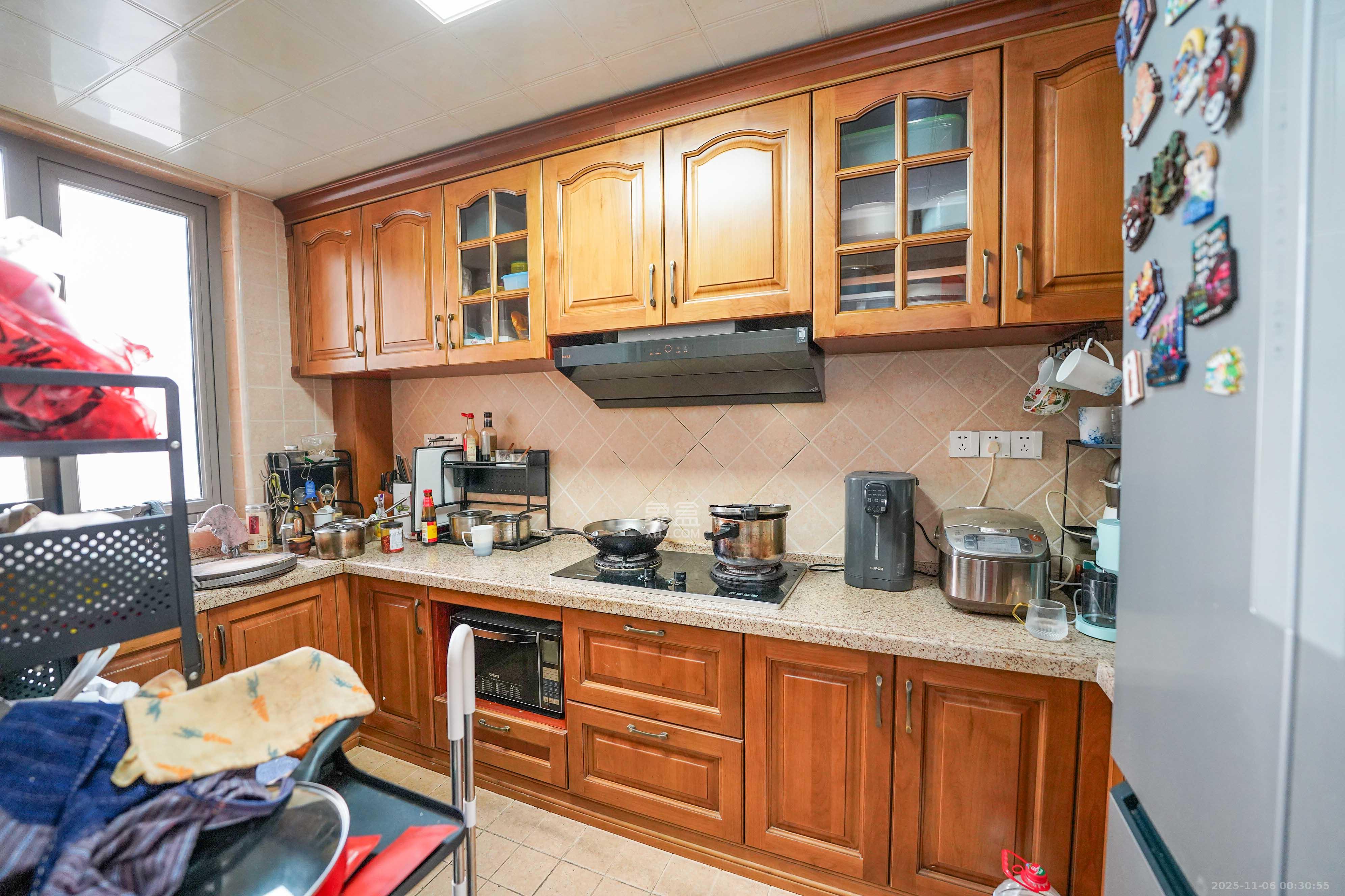 怡海星城  3室2厅2卫    75.0万厨房