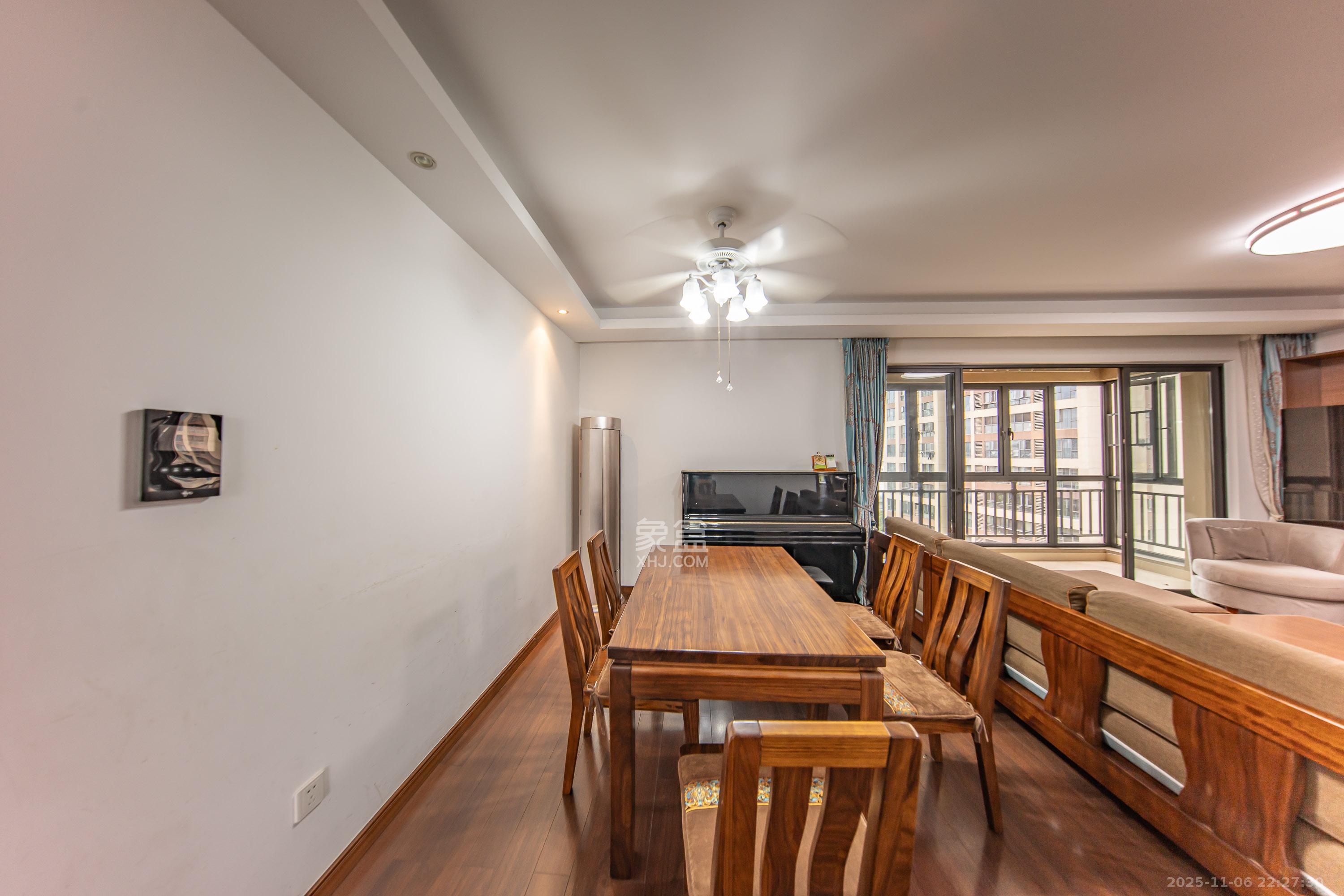 万科白鹭郡 4室2厅2卫 158.0万 万科白鹭郡 4室2厅2卫 158.0万客厅