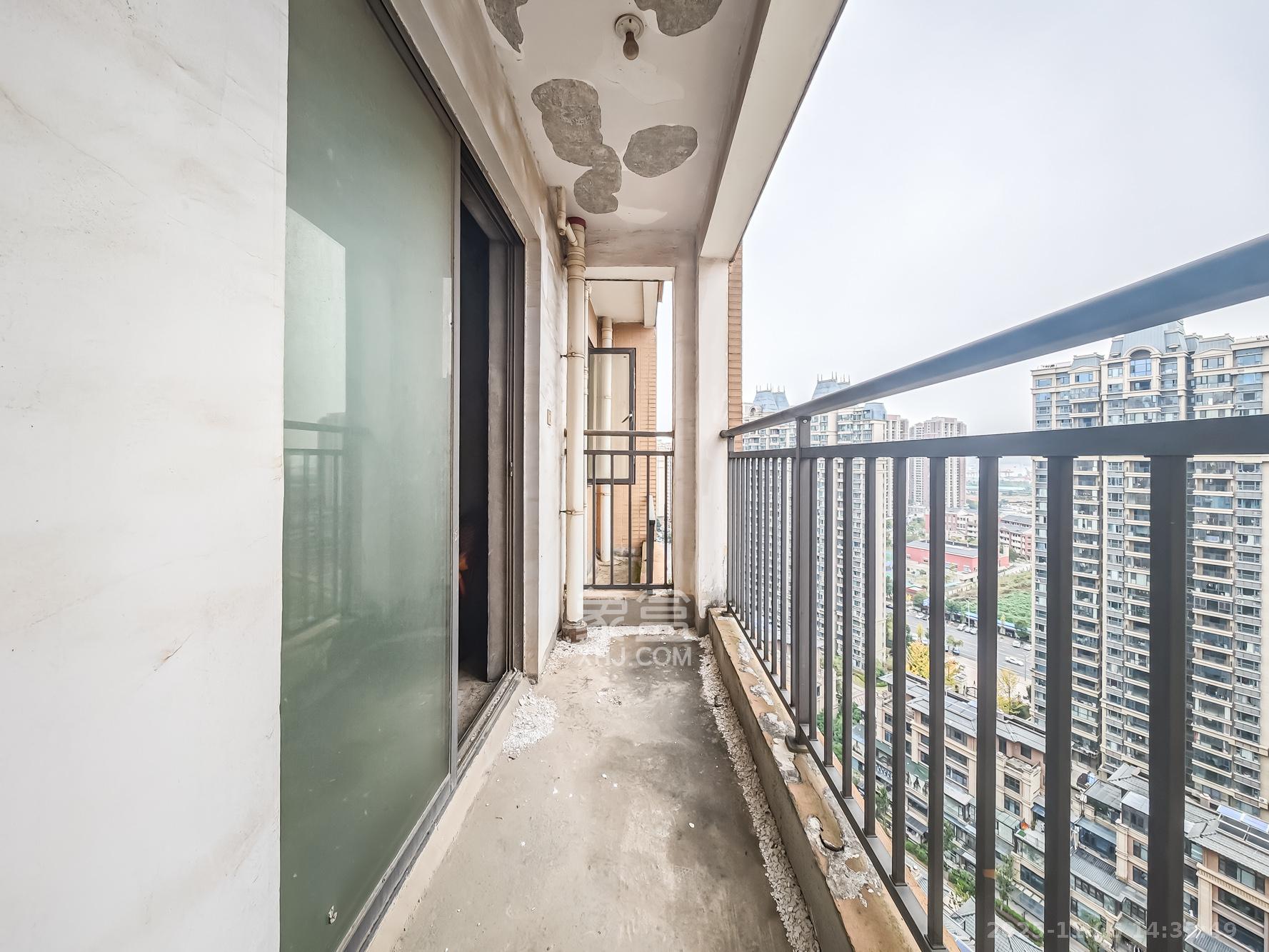 湘诚德峰小区C区  5室2厅2卫    115.0万阳台