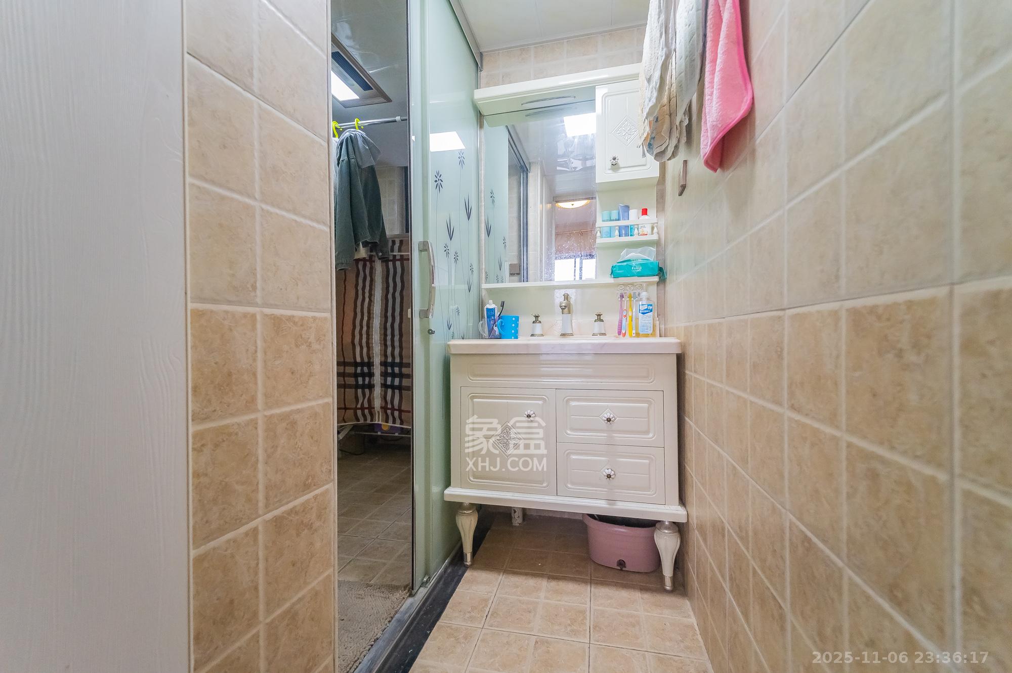 国泰九龙湾  4室2厅2卫    102.0万卫生间