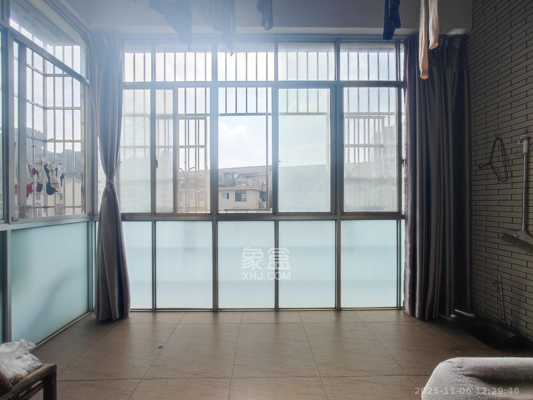 鄱阳小区  5室2厅2卫    70.0万阳台