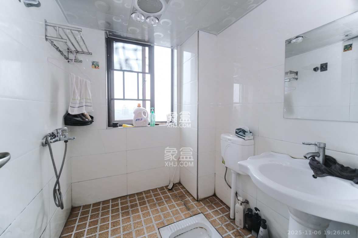 盛地春天里 3室2厅1卫 49.8万 盛地春天里 3室2厅1卫 49.8万卫生间