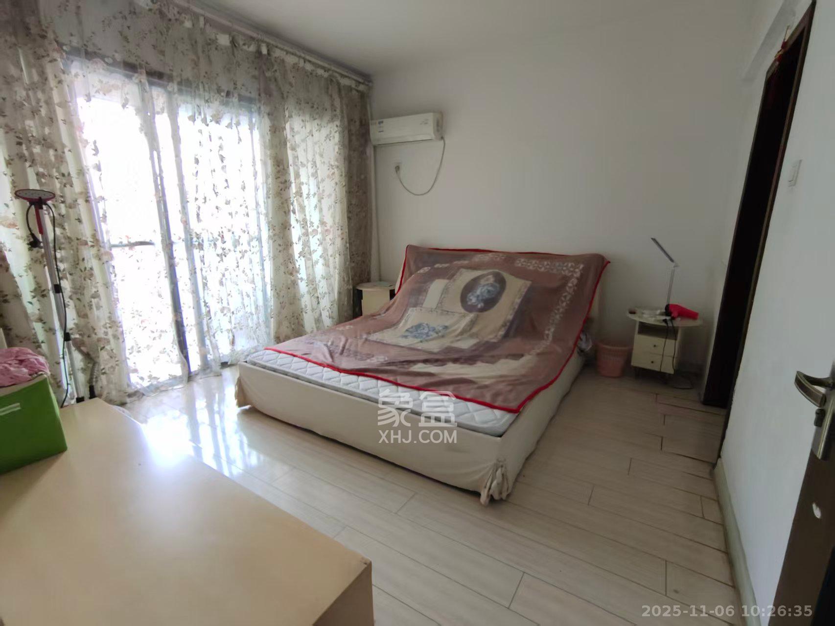 阳光100一期、四五期  4室2厅2卫    2800.0元/月