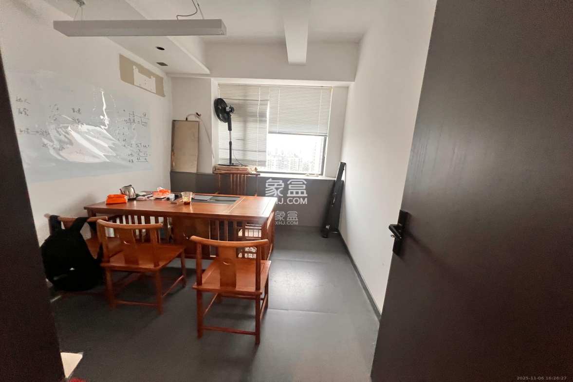 长房中庭国际(东郡华蓉广场) 5室1厅1卫 10800.0元/月 长房中庭国际(东郡华蓉广场) 5室1厅1卫 10800.0元/月室内图