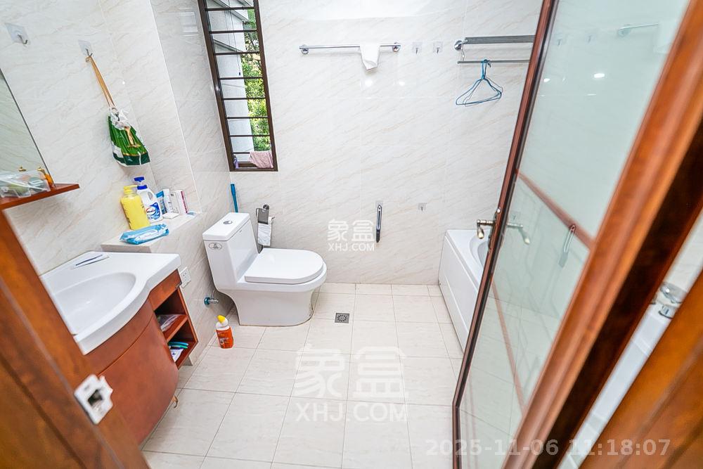 第六都（陆都小区）  4室2厅2卫    4500.0元/月室内图