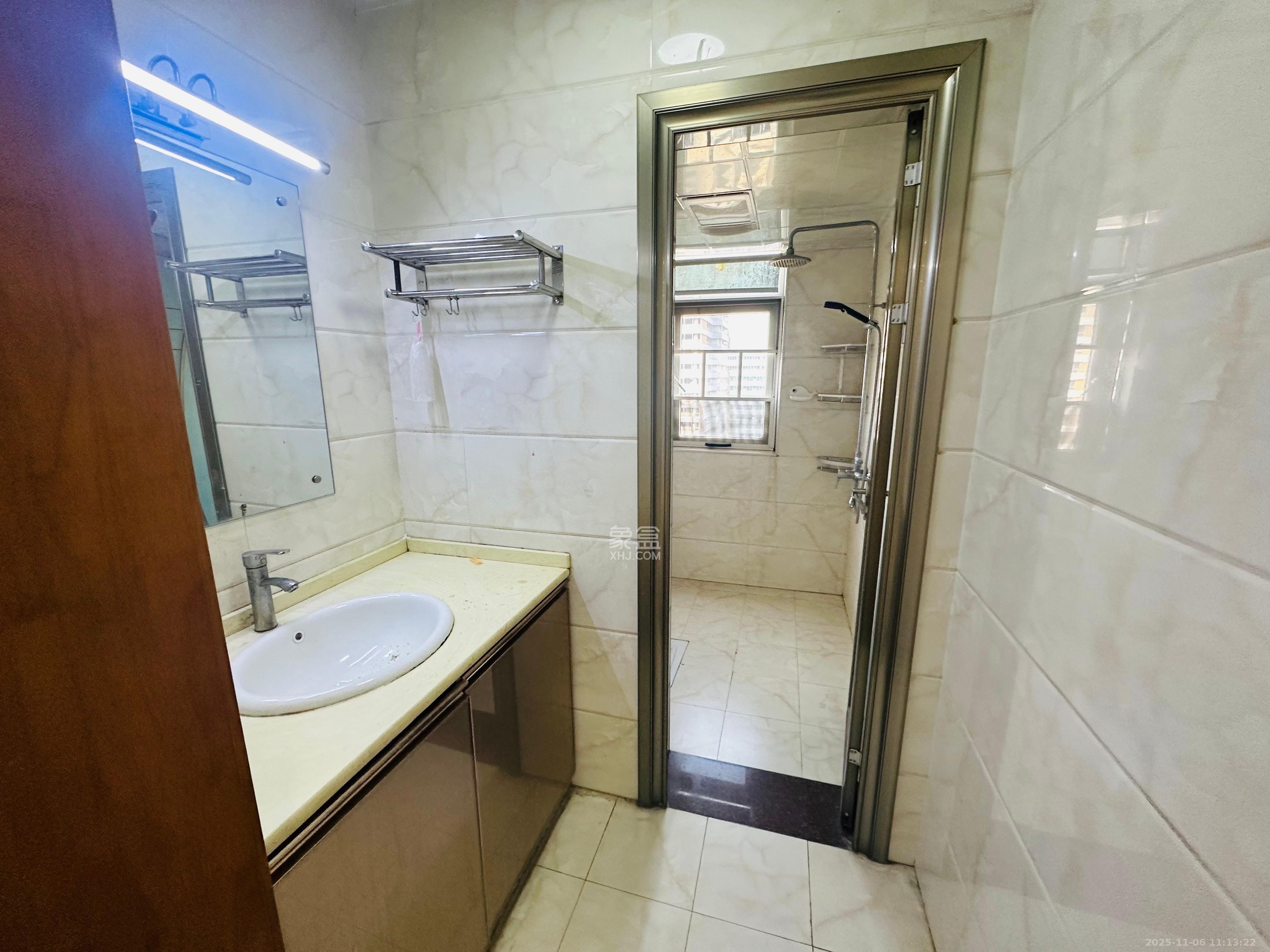 泊爱蓝湾  3室2厅2卫    2800.0元/月室内图