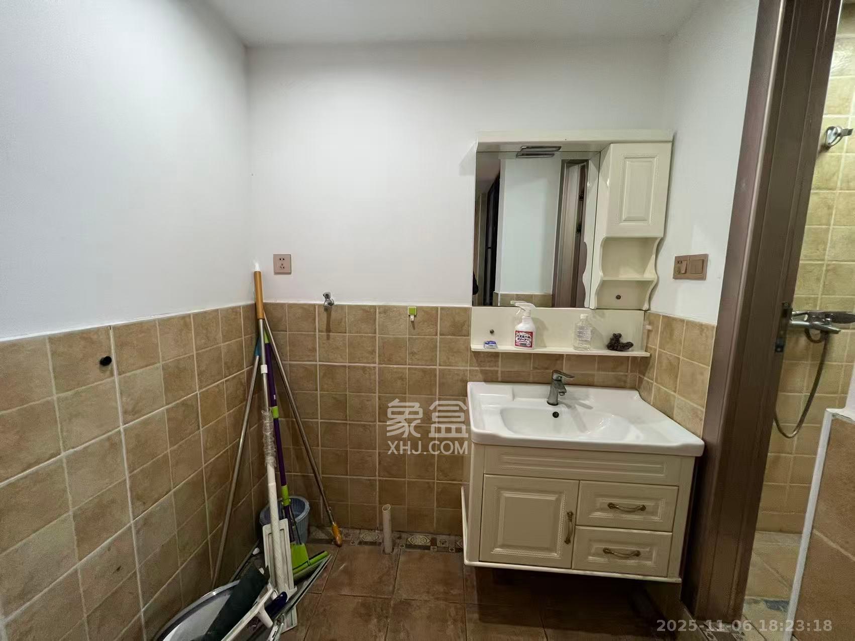 京武浪琴山一、二期  2室1厅1卫    3200.0元/月室内图