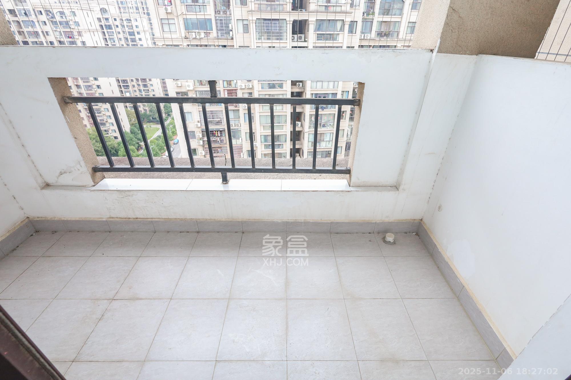 阳光丽城一期  4室2厅1卫    150.0万阳台